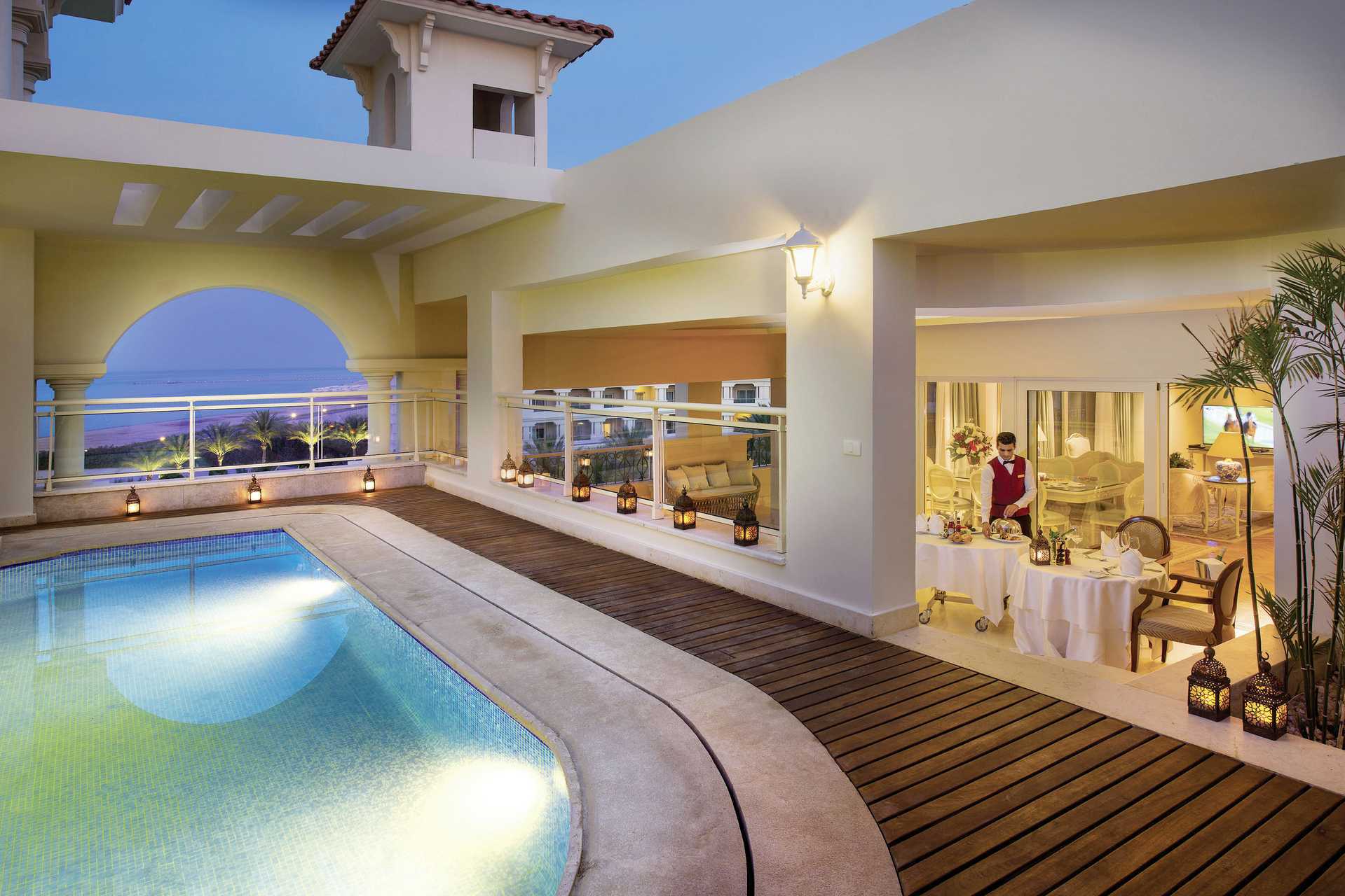 Zwembad bij Hotel Baron Palace Resort in Sahl Hasheesh, Egypte.