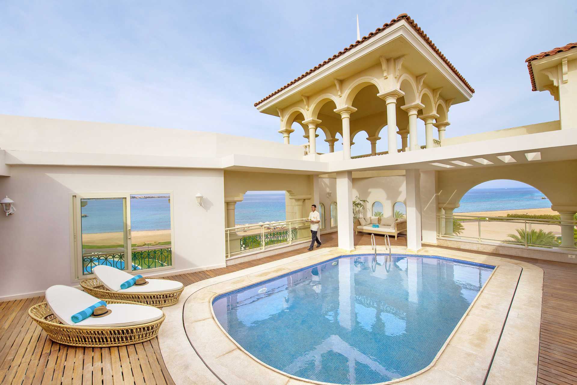 Zwembad bij Hotel Baron Palace Resort in Sahl Hasheesh, Egypte.