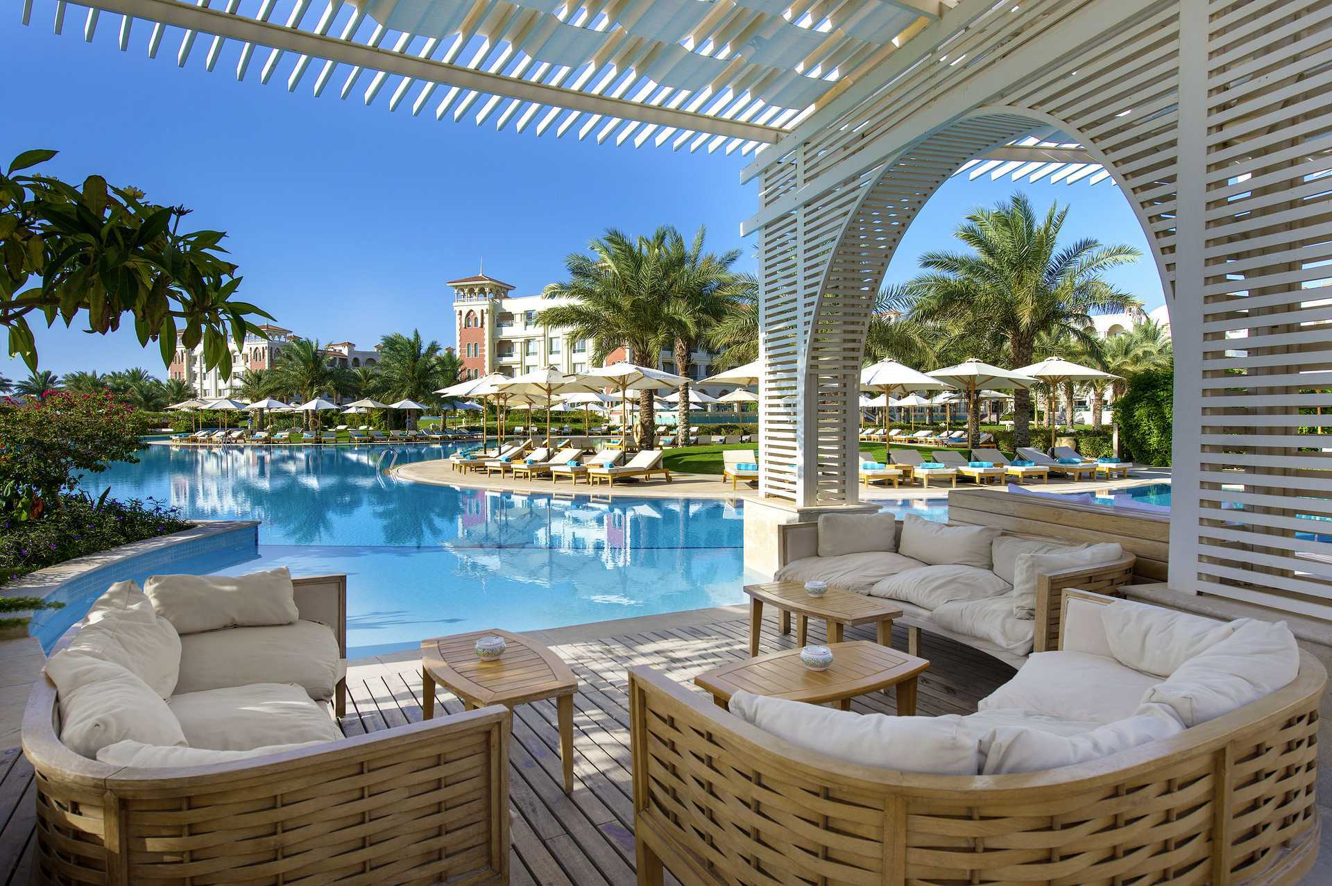 De bar bij het zwembad bij het overloopzwembad van het Baron Palace Resort Hotel in Sahl Hasheesh, Egypte.