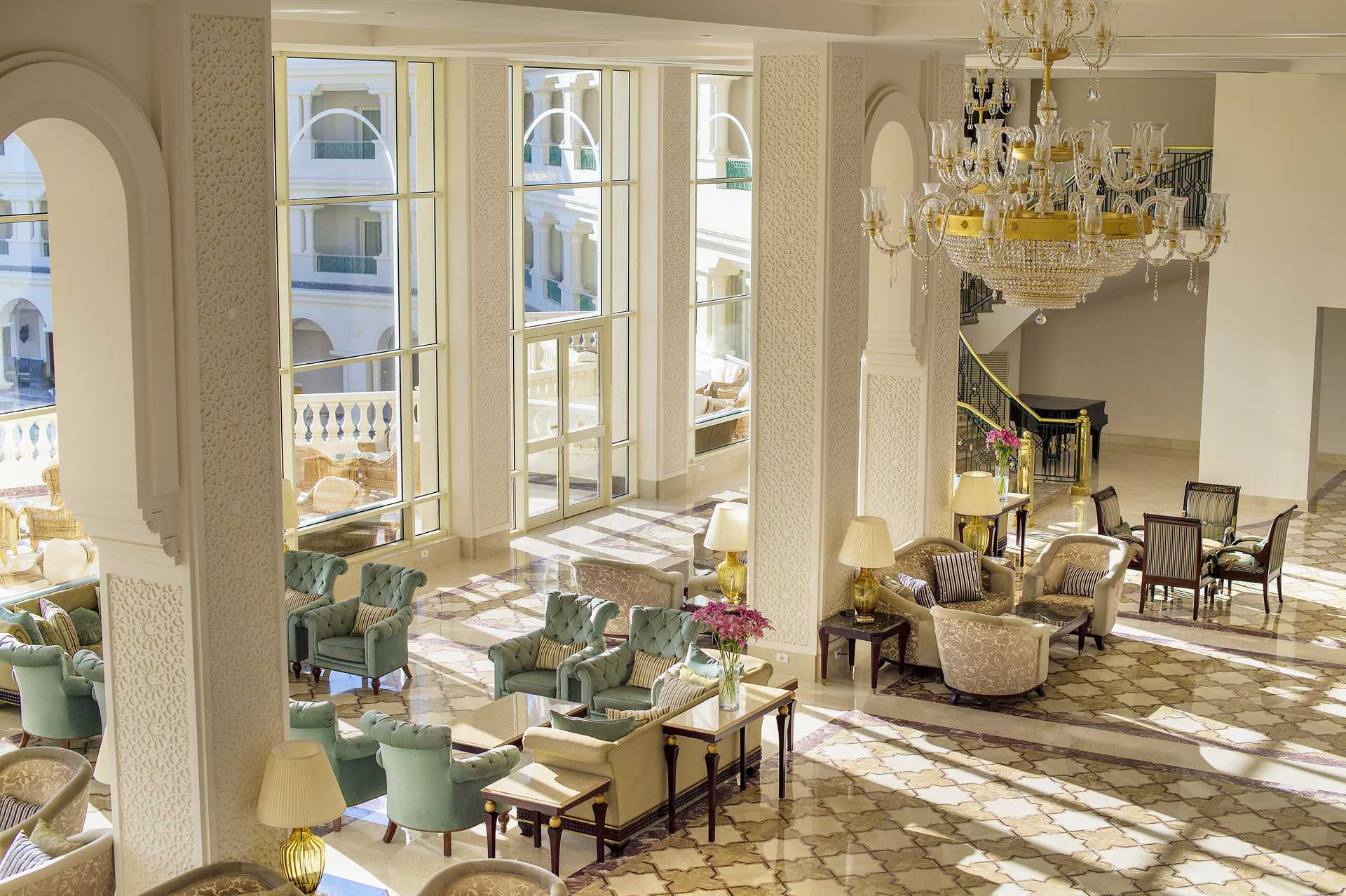 De lobby van het Baron Palace Resort Hotel in Sahl Hasheesh, Egypte.