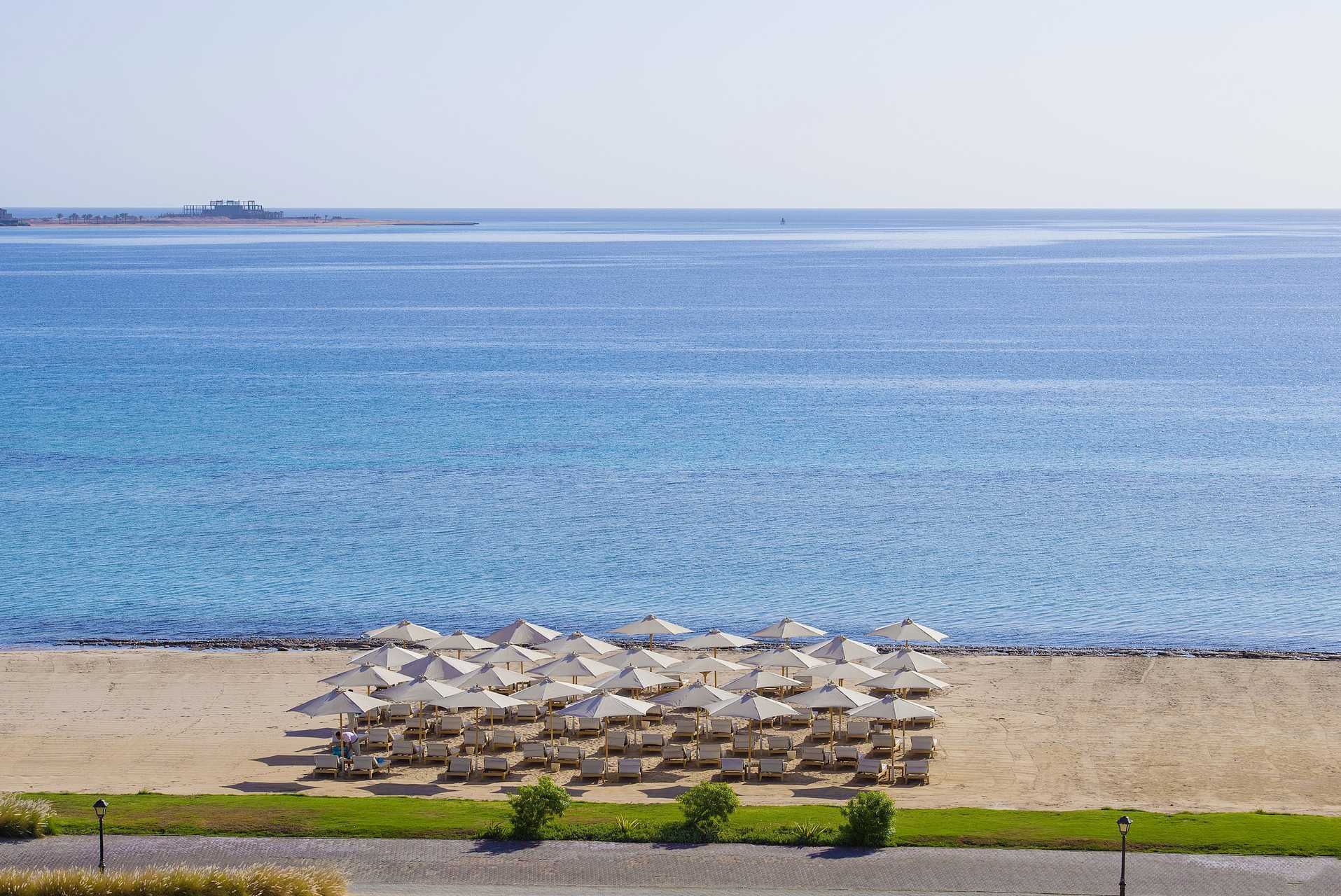Het strand van het Baron Palace Resort Hotel in Sahl Hasheesh, Egypte.