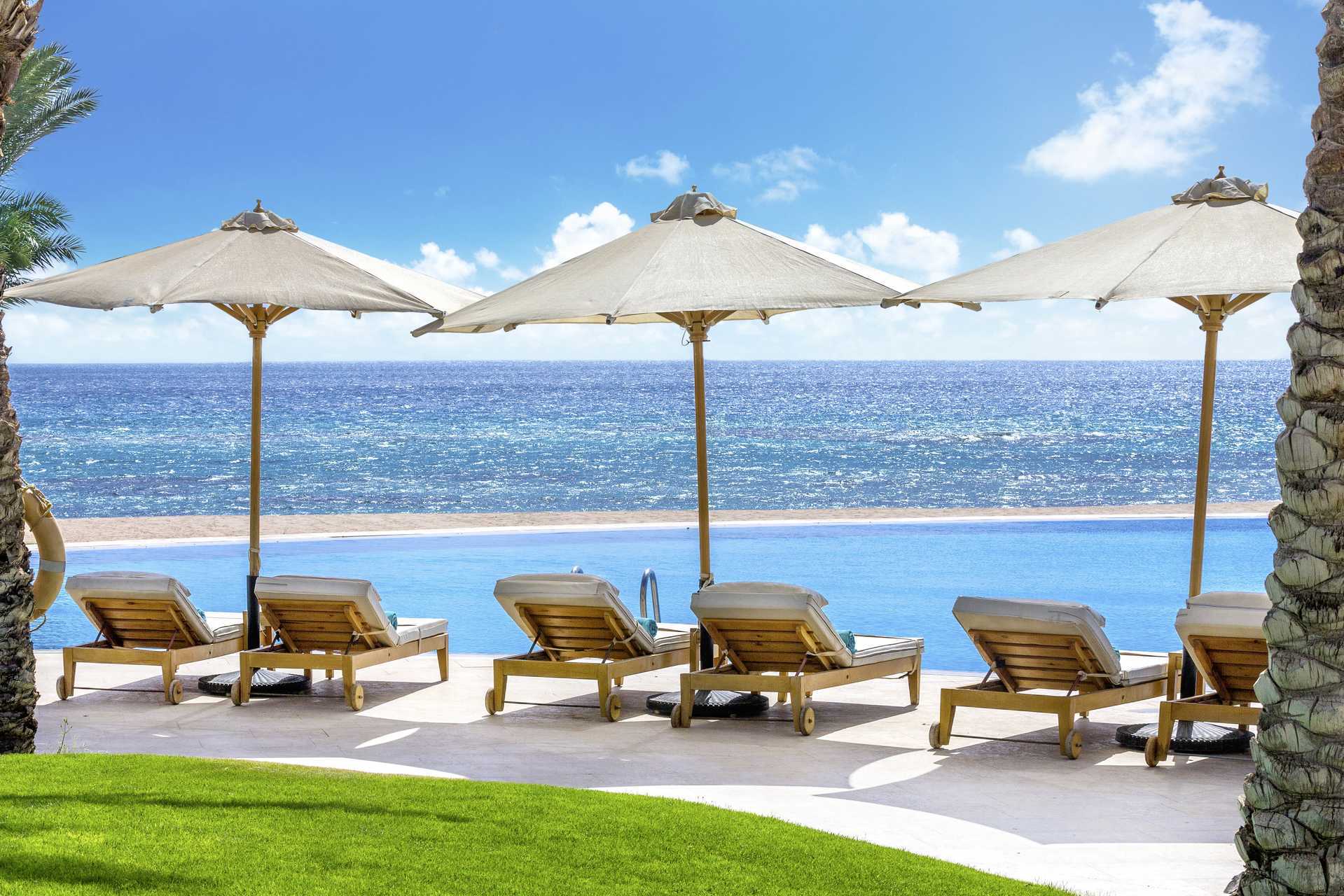 Zwembad bij Hotel Baron Palace Resort in Sahl Hasheesh, Egypte.