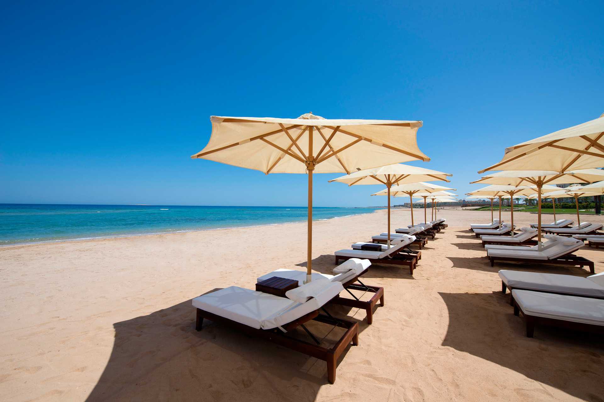 Het strand van het Baron Palace Resort Hotel in Sahl Hasheesh, Egypte.