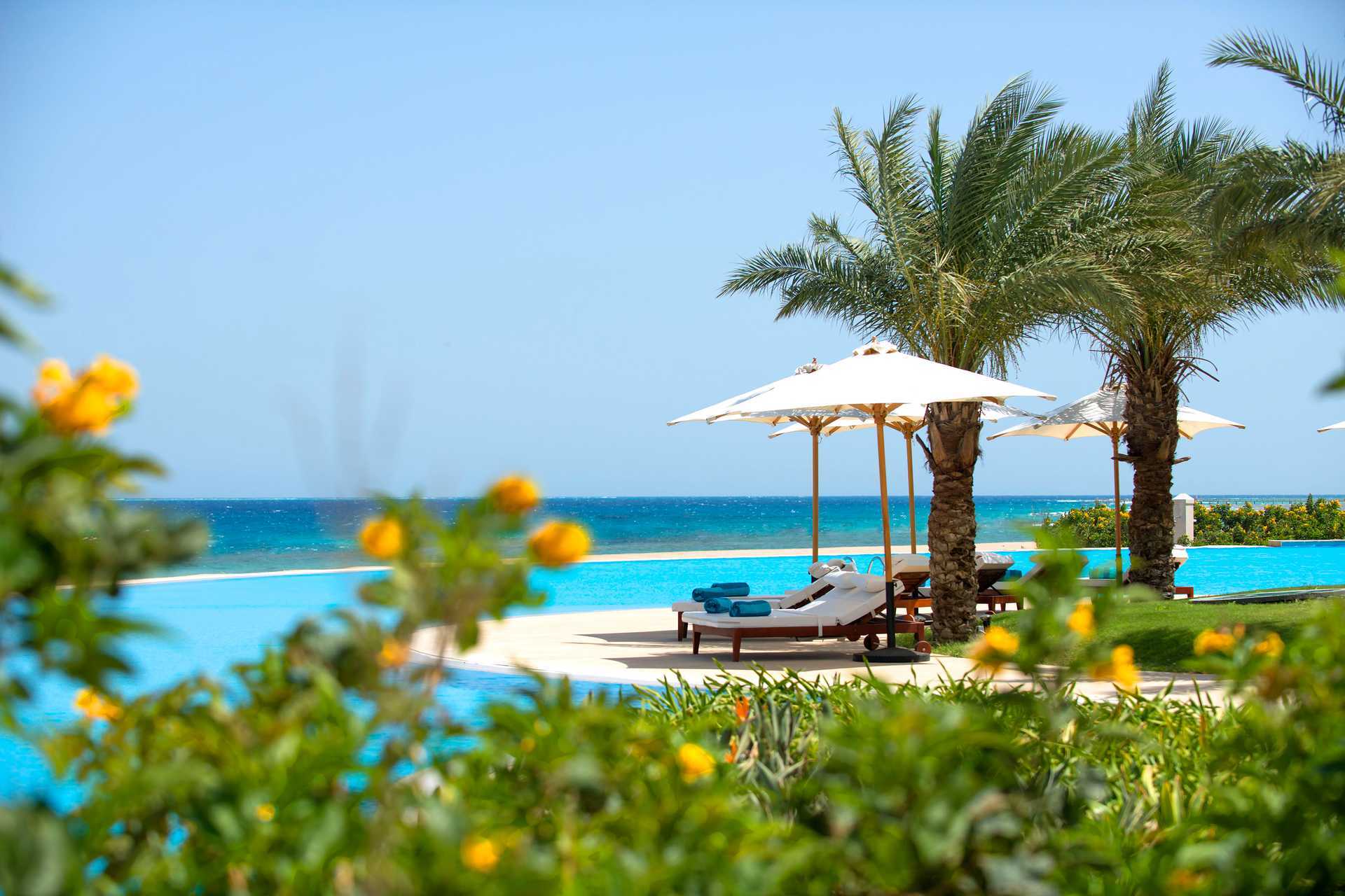 Zwembad bij Hotel Baron Palace Resort in Sahl Hasheesh, Egypte.