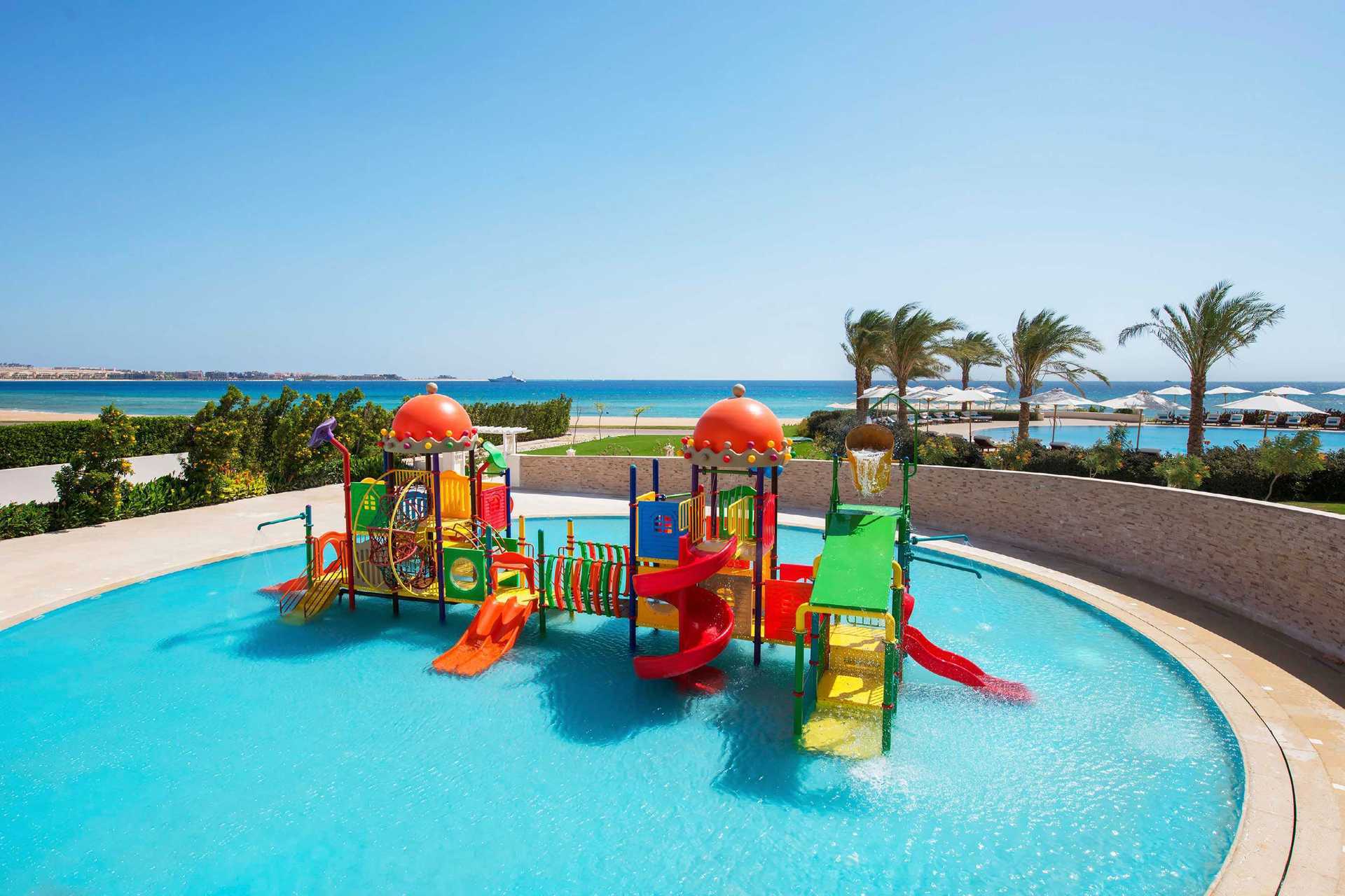 Het kinderzwembad in het Baron Palace Resort Hotel in Sahl Hasheesh, Egypte.