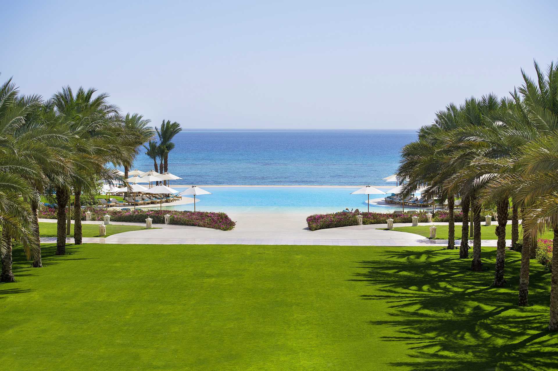 Zwembad bij Hotel Baron Palace Resort in Sahl Hasheesh, Egypte.