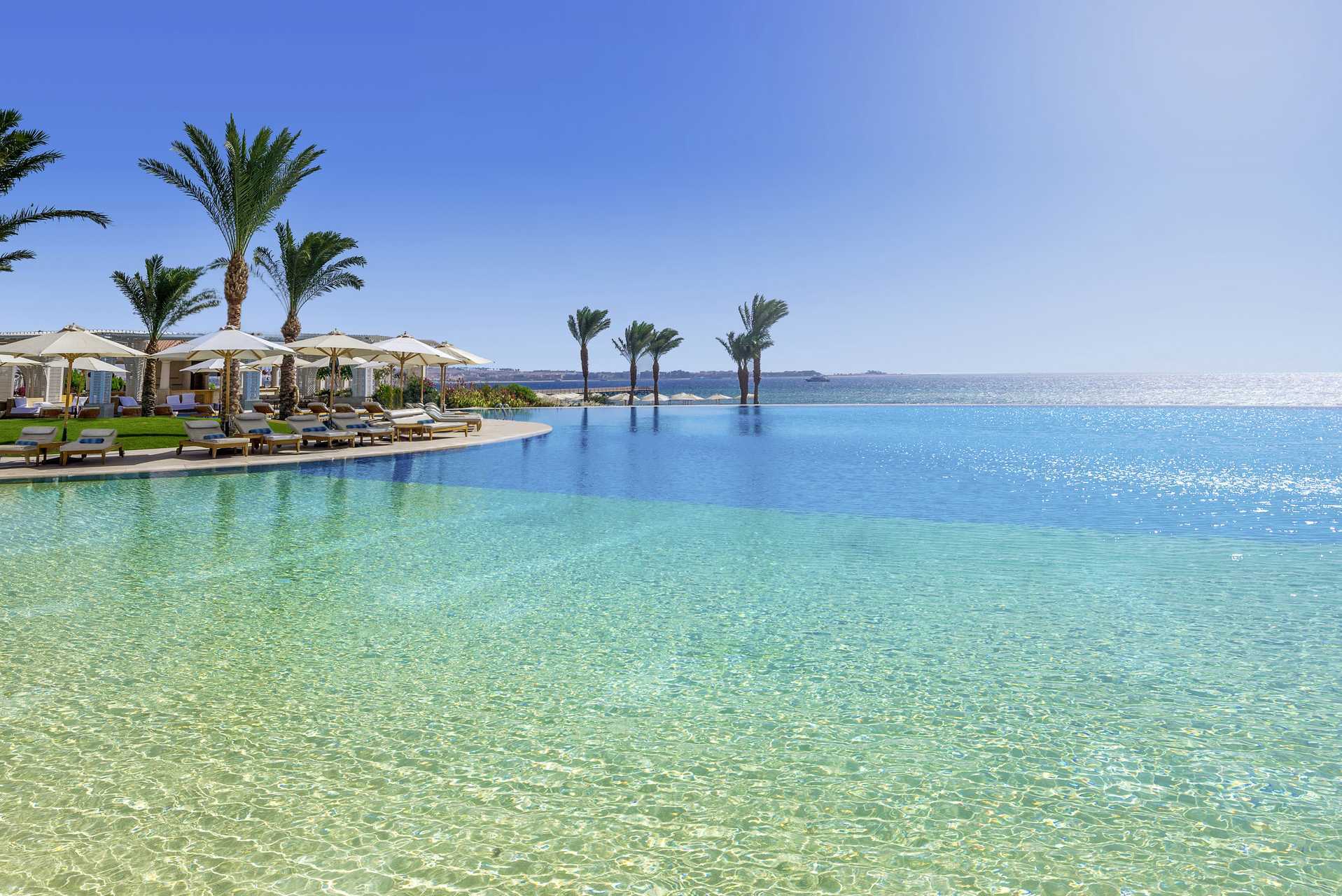 Zwembad bij Hotel Baron Palace Resort in Sahl Hasheesh, Egypte.