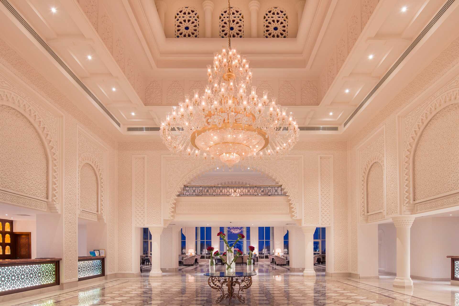 De lobby van het Baron Palace Resort Hotel in Sahl Hasheesh, Egypte.