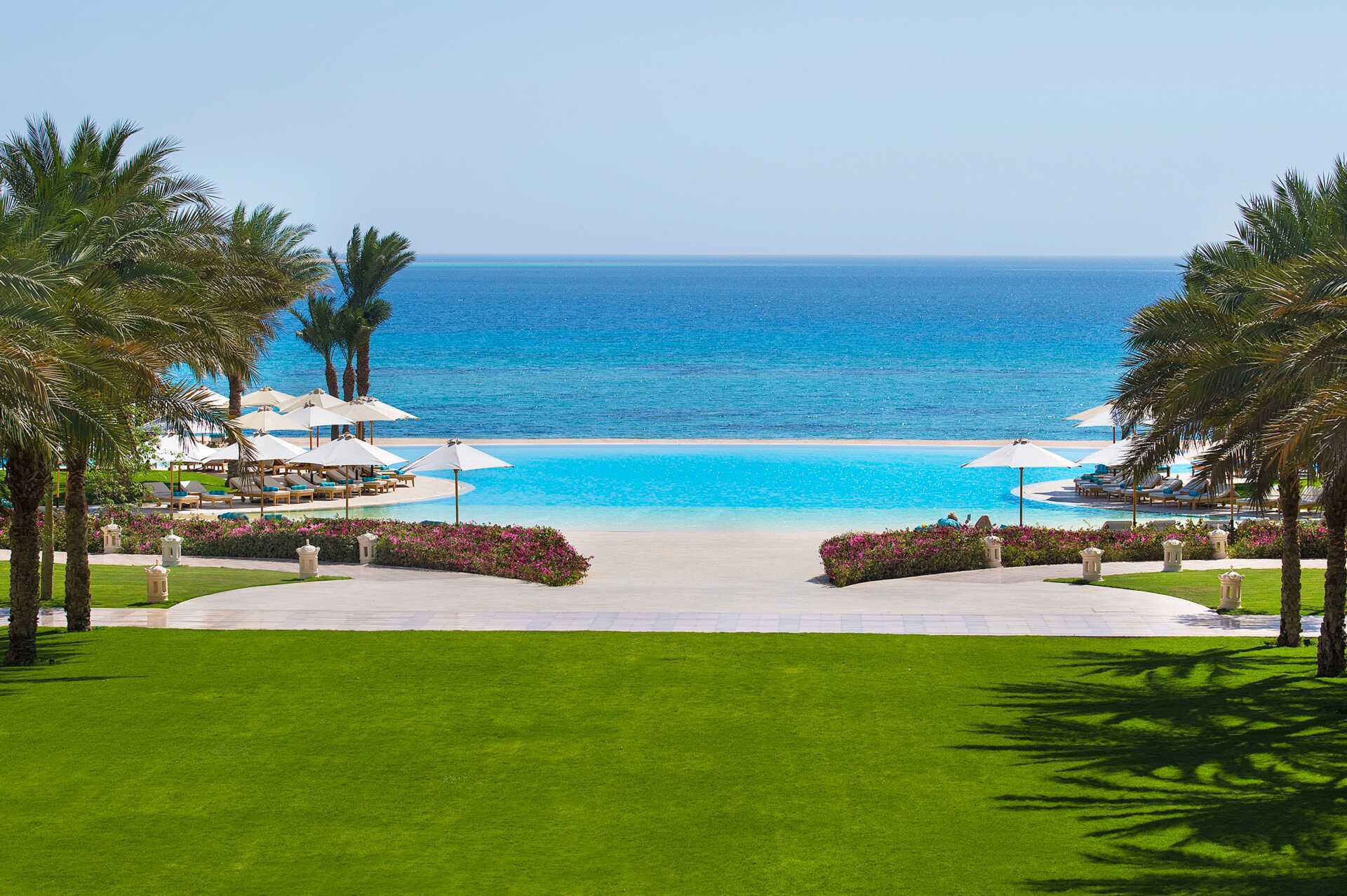 Zwembad bij Hotel Baron Palace Resort in Sahl Hasheesh, Egypte.