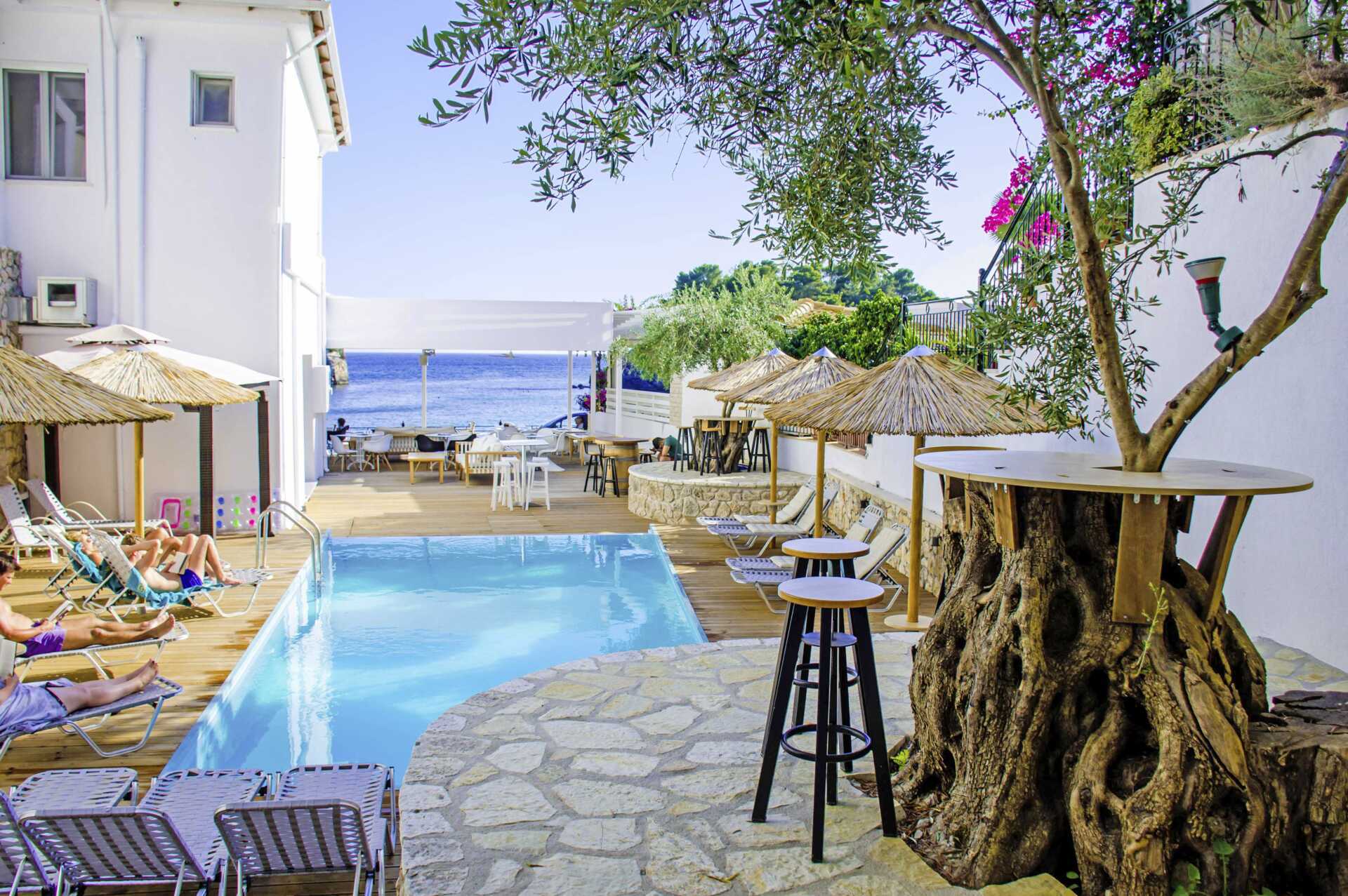 Zwembad bij hotel Bianco in Parga, Griekenland.