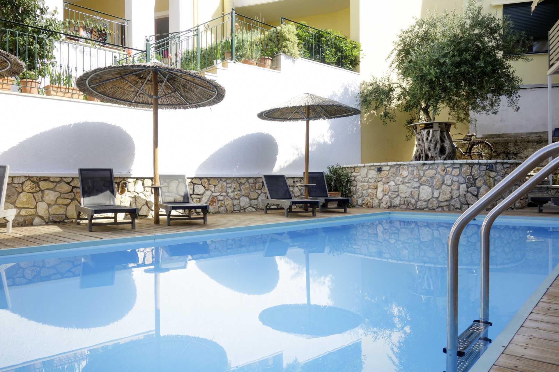 Zwembad bij hotel Bianco in Parga, Griekenland.