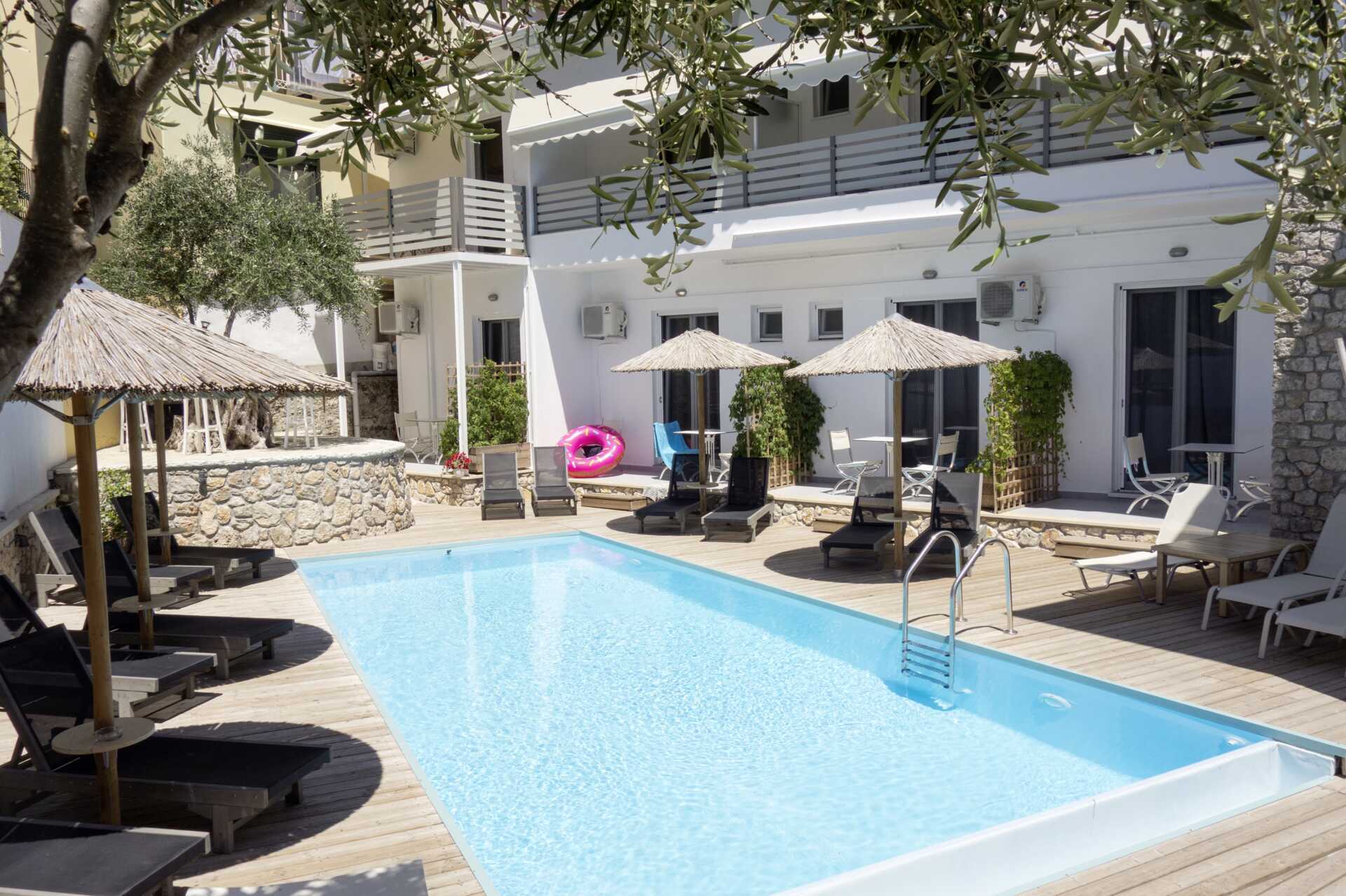 Zwembad bij hotel Bianco in Parga, Griekenland.