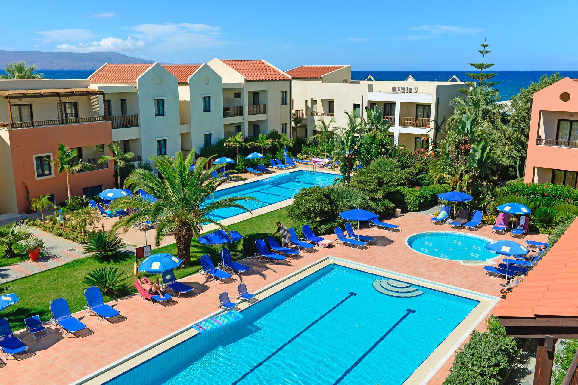 Het zwembadgedeelte van Blue Sea Apartments op Kreta, Griekenland.