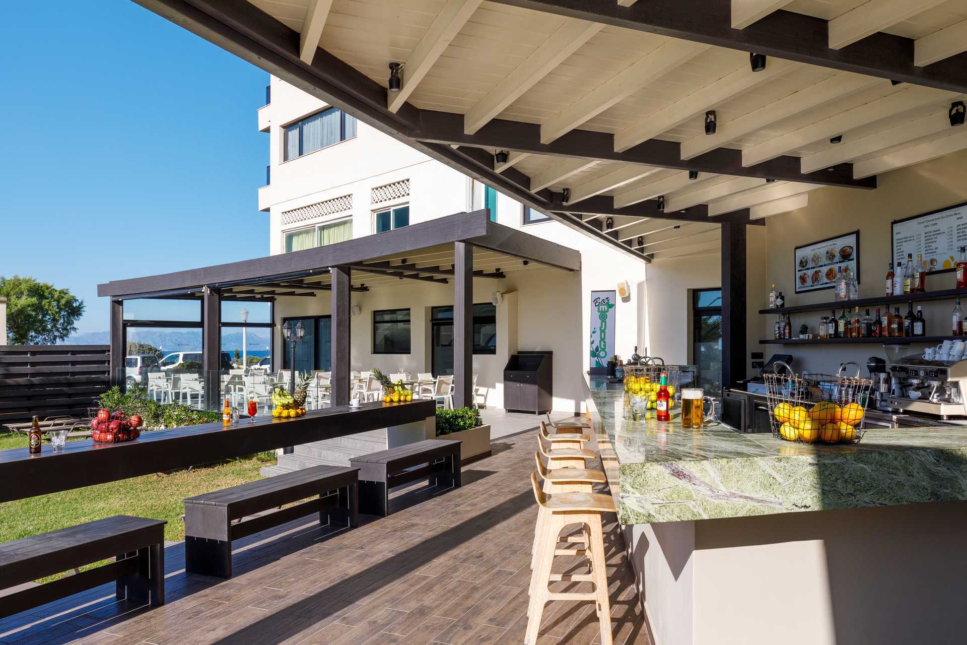 De bar bij het zwembad in hotel Cactus in Rhodos-stad, Griekenland.