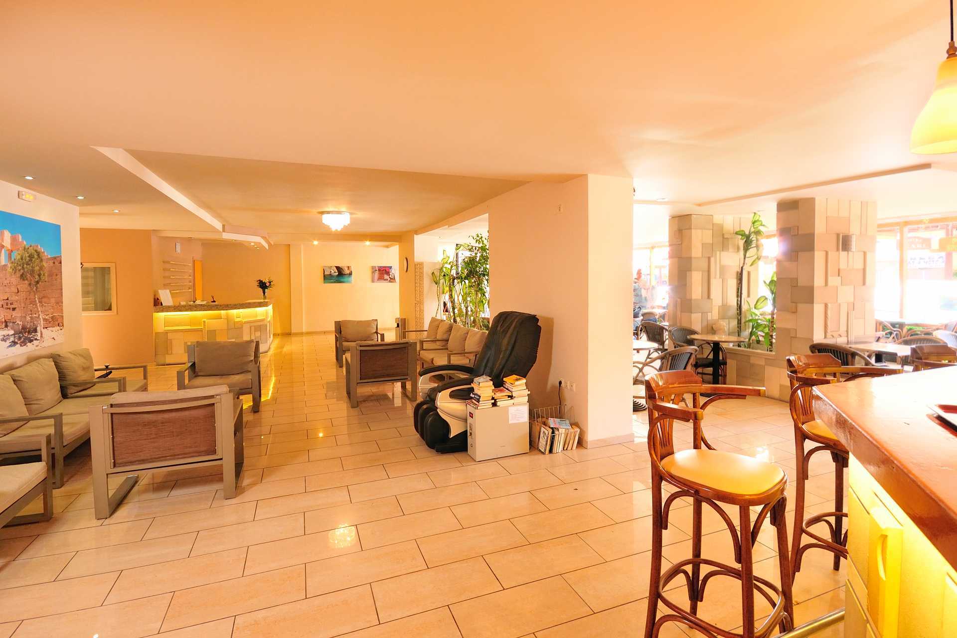 De lobby van Hotel Carina in Rhodos-stad, Griekenland.