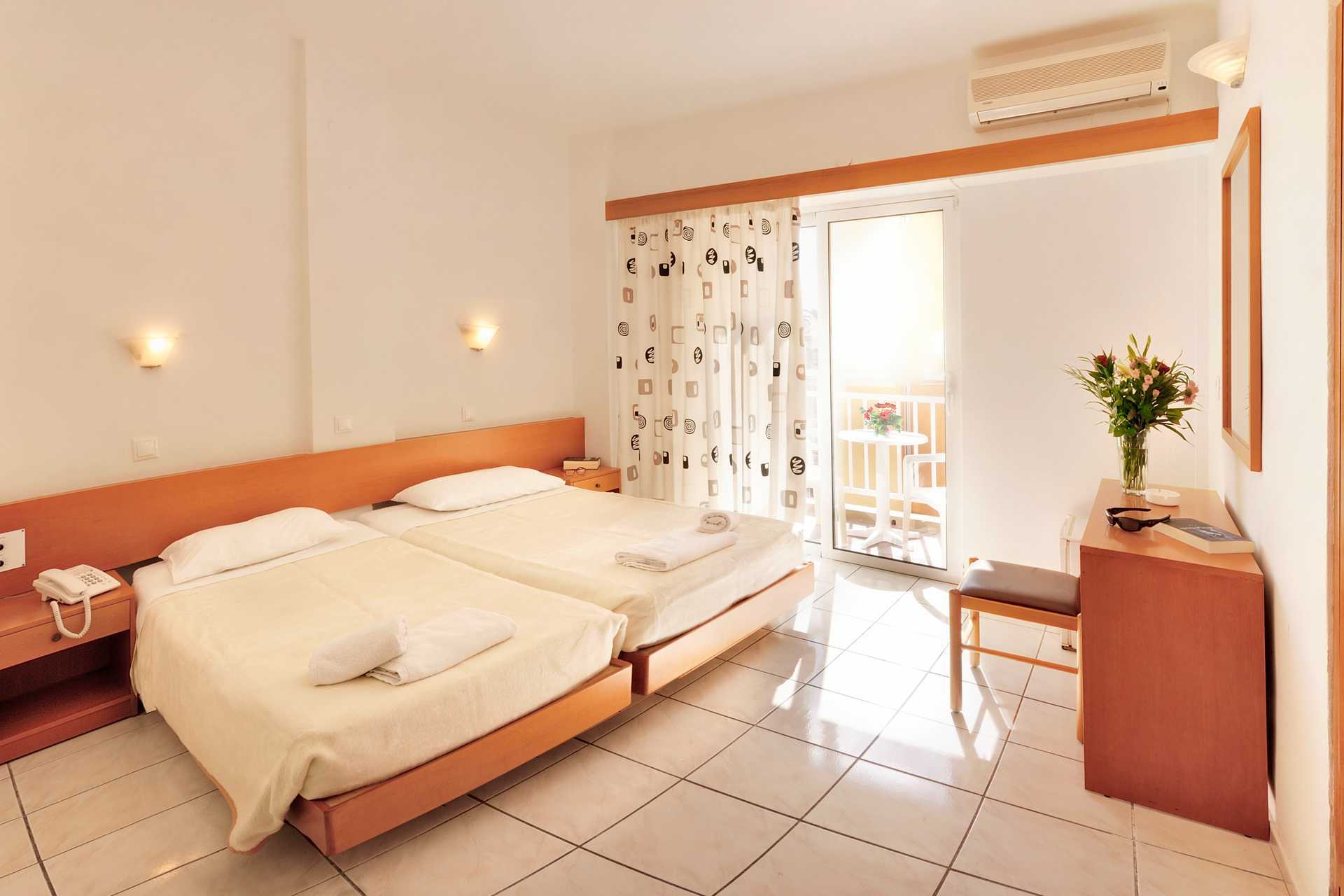 Tweepersoonskamer in hotel Carina in Rhodos-stad, Griekenland.