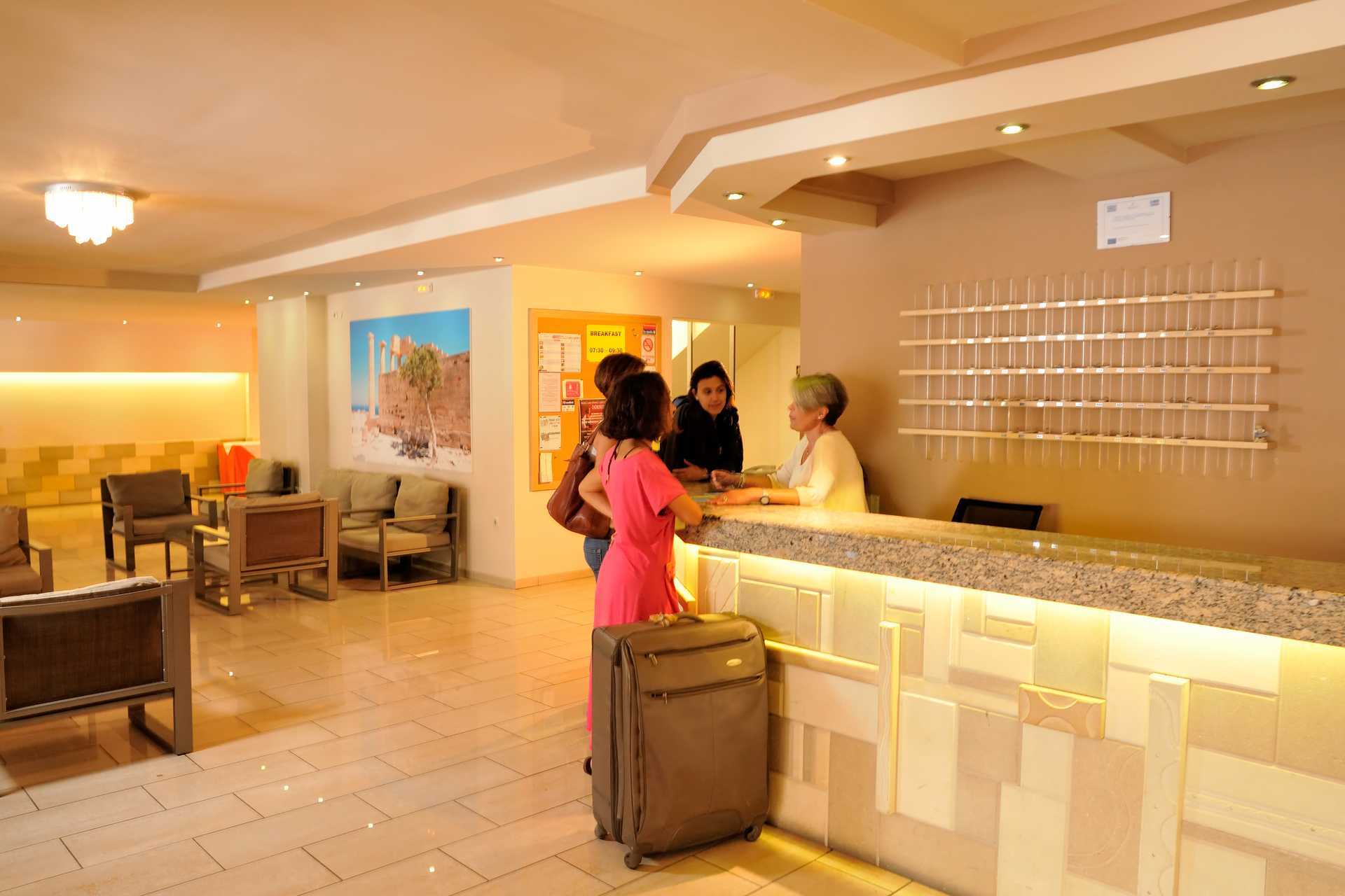De lobby van Hotel Carina in Rhodos-stad, Griekenland.