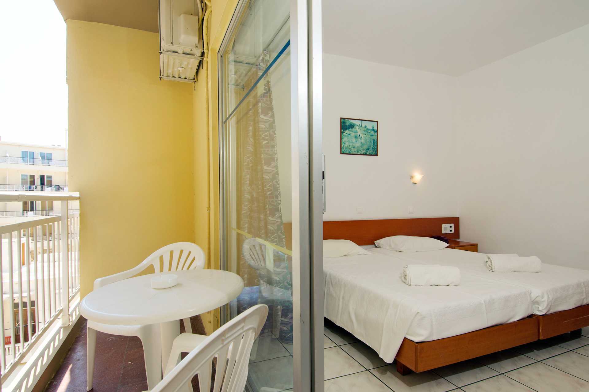 Tweepersoonskamer in hotel Carina in Rhodos-stad, Griekenland.