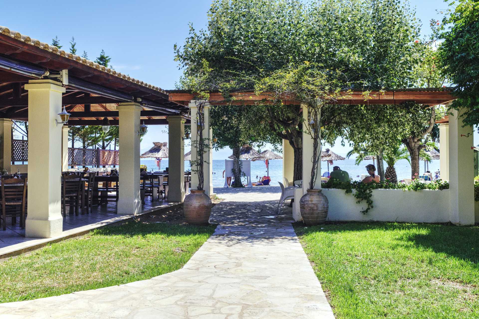 De taverne van het Delfinia hotel in Moraitika op Corfu, Griekenland.