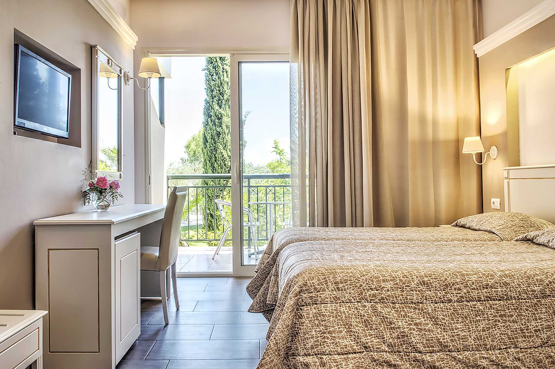 Superior kamer in hotel Delfinia in Moraitika op Corfu, Griekenland.