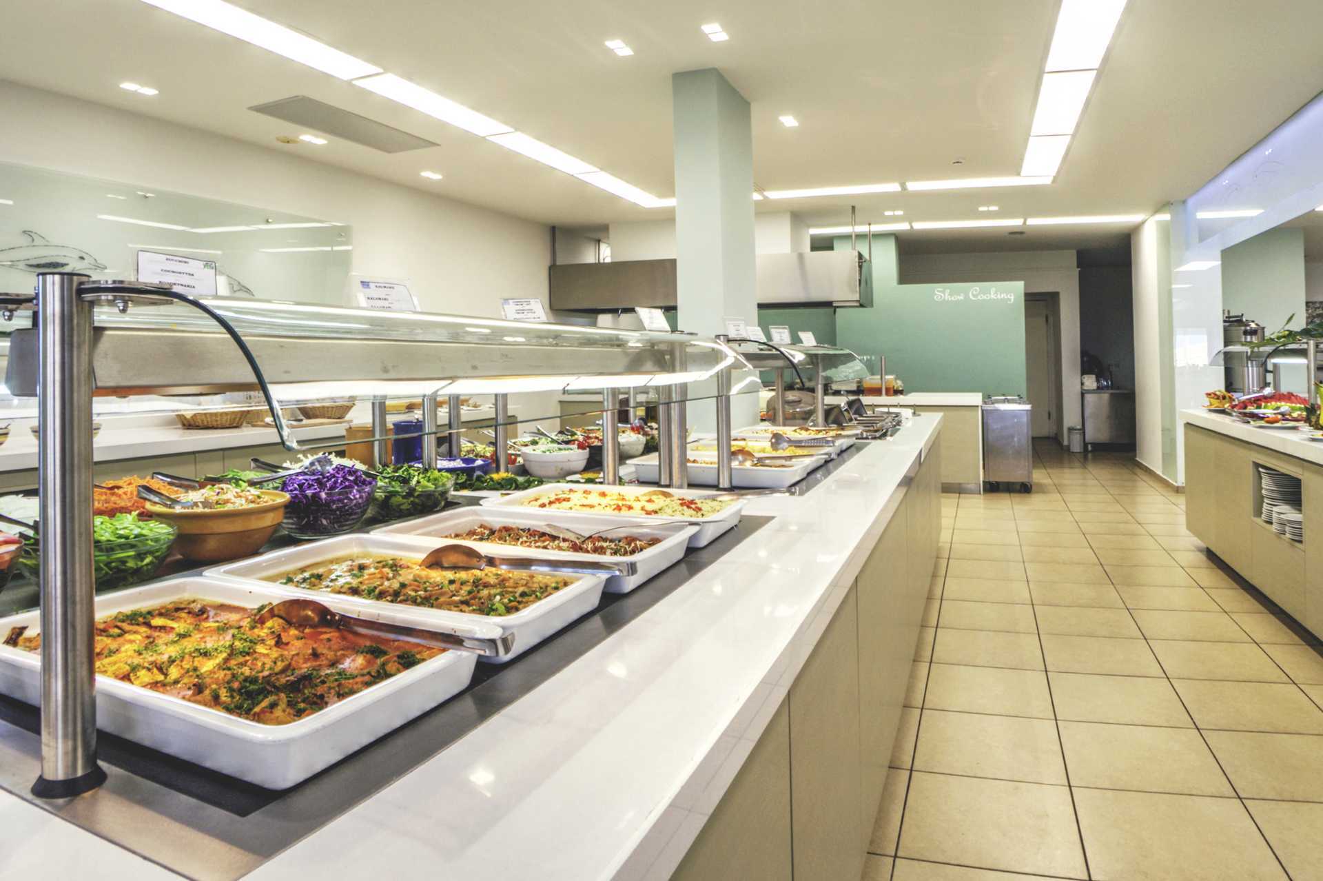 Buffet in het hoofdrestaurant van het Delfinia hotel in Moraitika op Corfu, Griekenland.