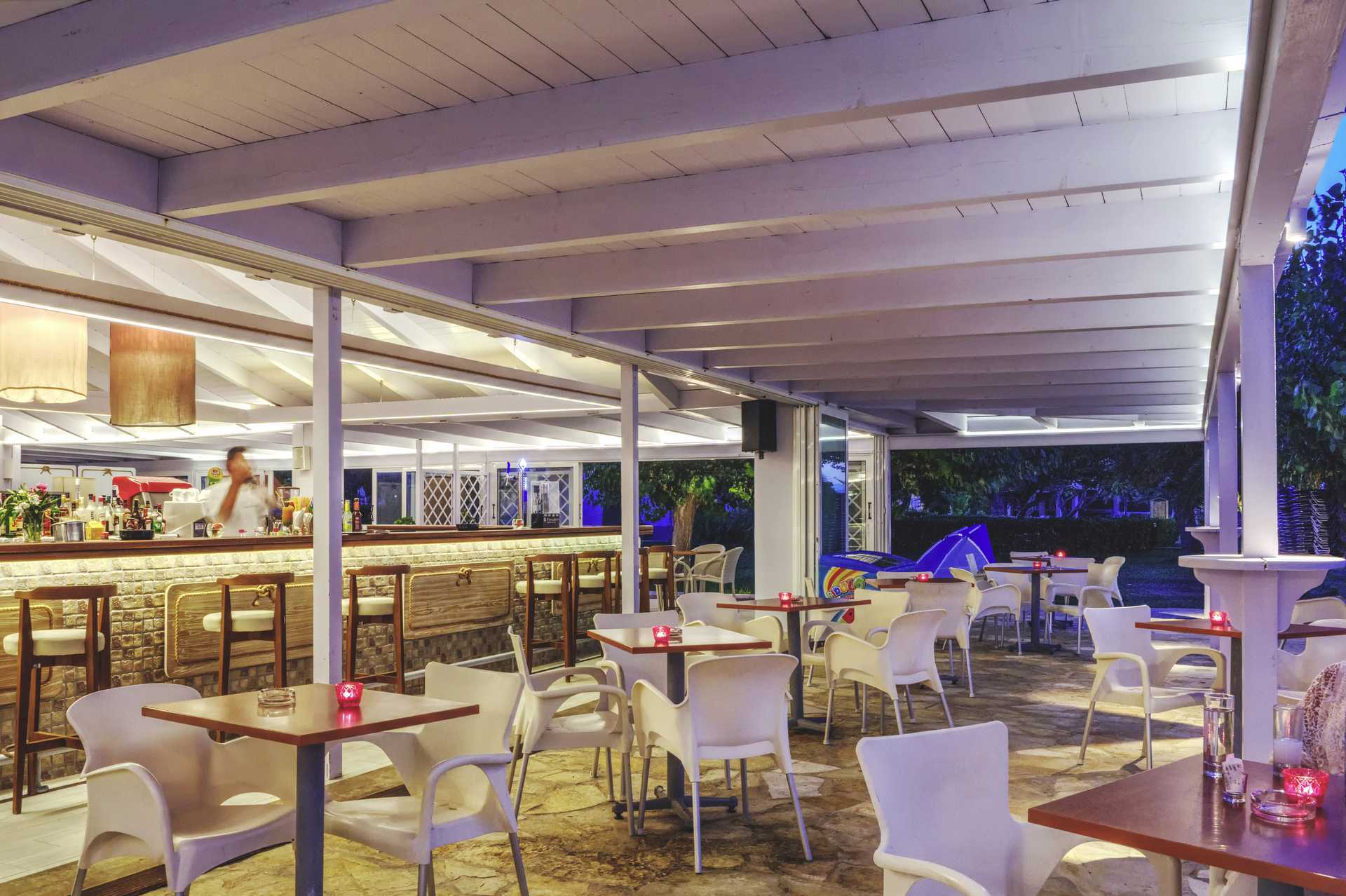 De strandbar van het Delfinia hotel in Moraitika op Corfu, Griekenland.