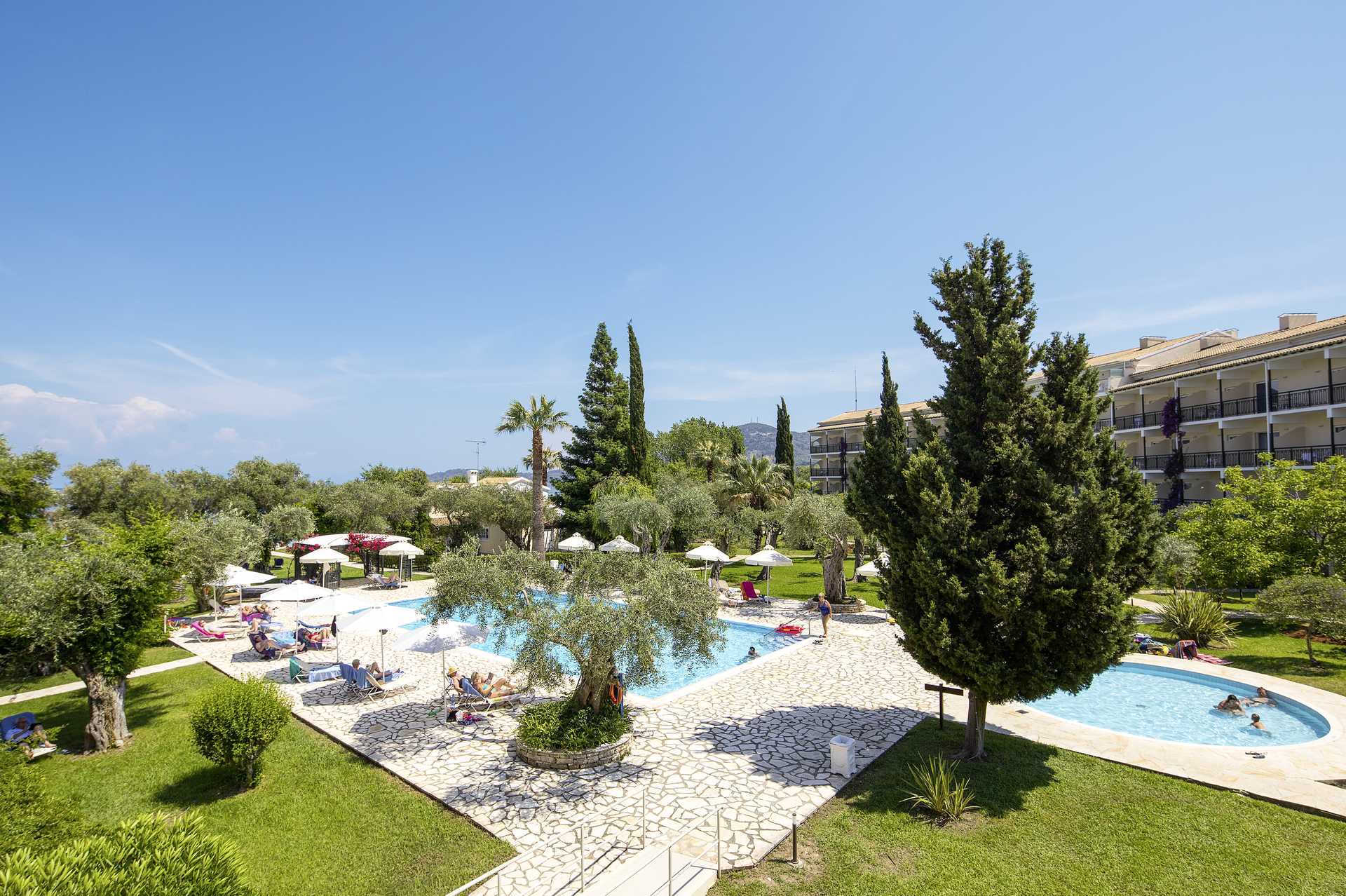 Het zwembad van het Delfinia hotel in Moraitika op Corfu, Griekenland.