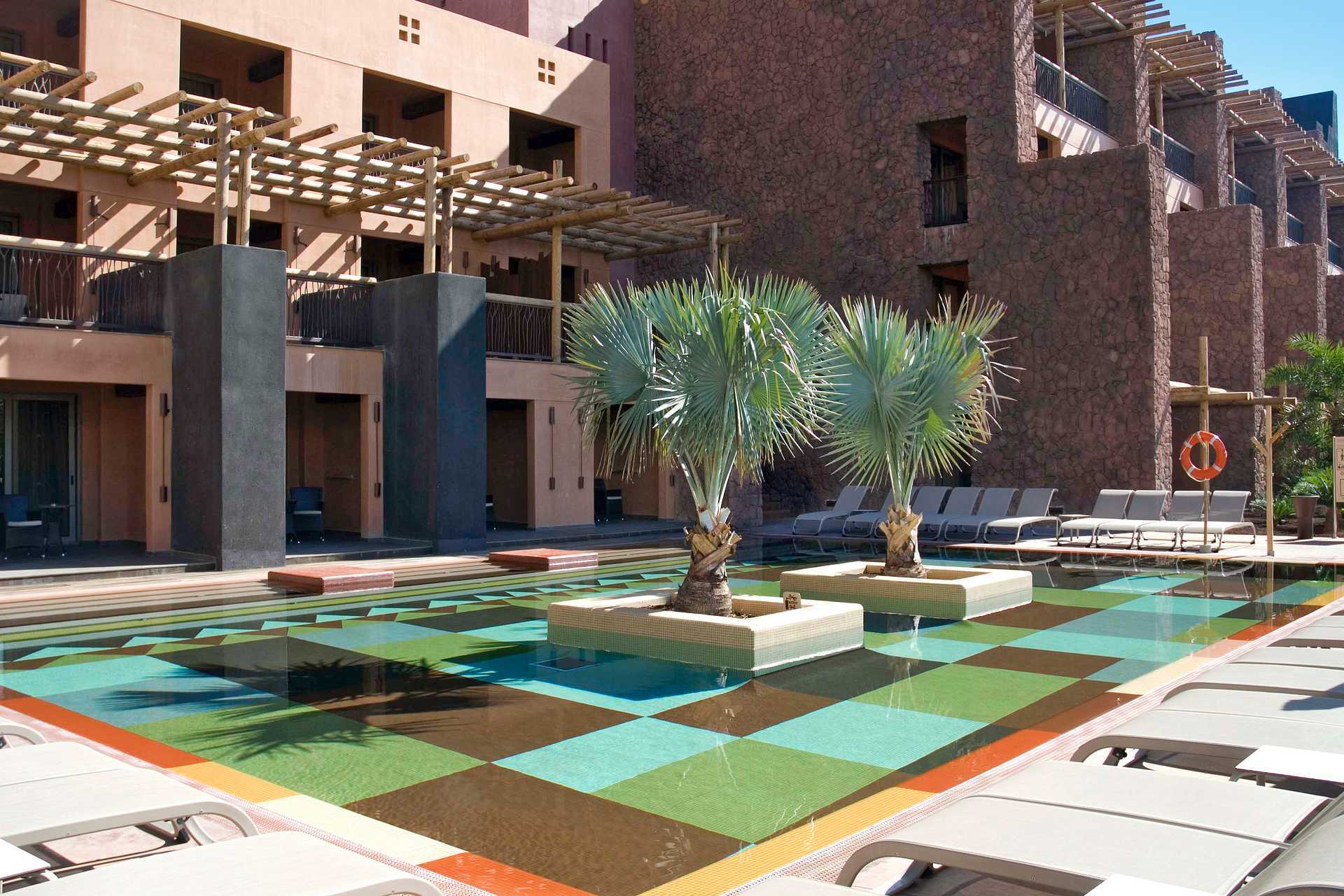 Deluxe kamer met toegang tot het zwembad in het Lopesan Baobab Resort in Meloneras, Gran Canaria.