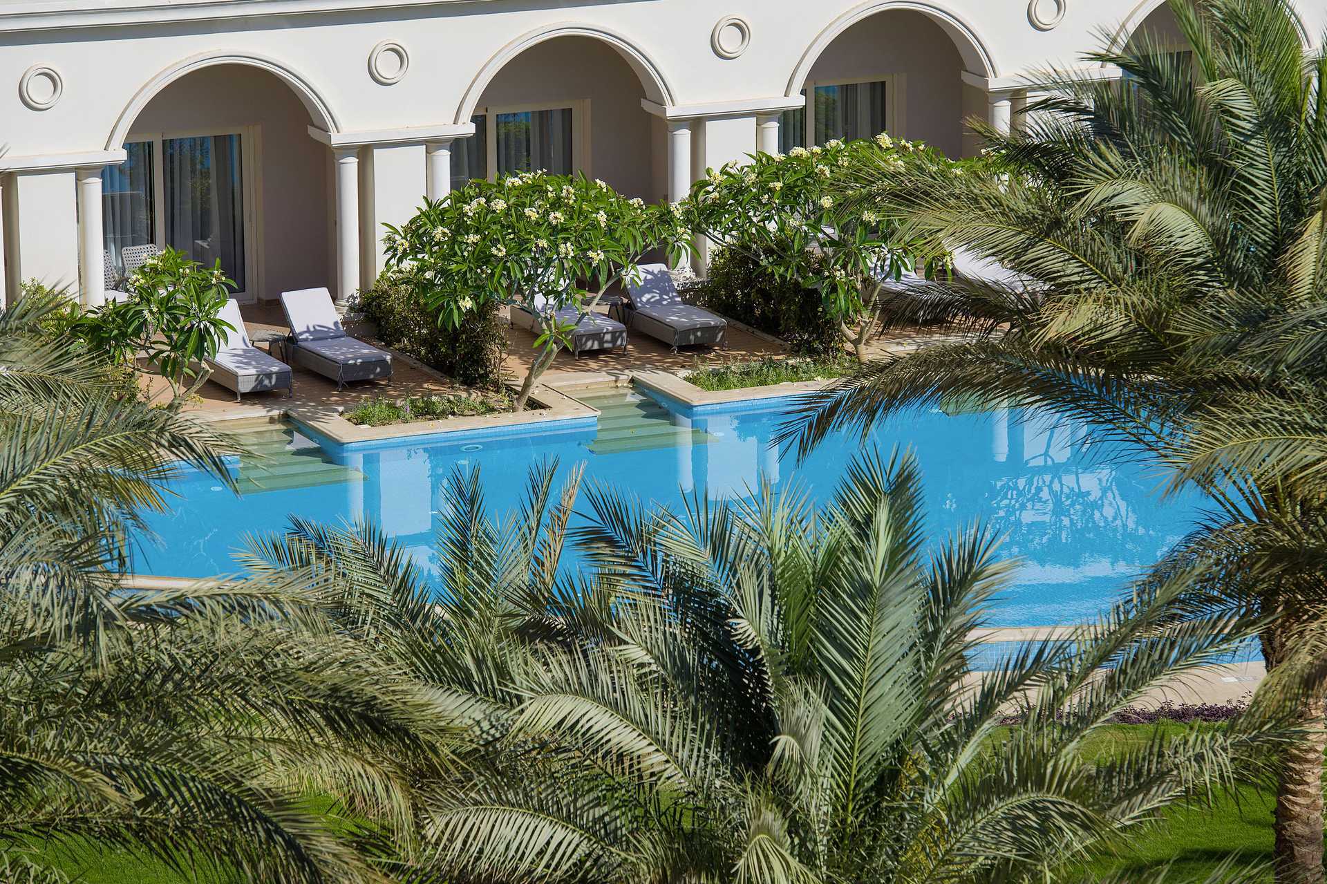 Deluxe suite met gedeeld zwembad in Hotel Baron Palace Resort in Sahl Hasheesh, Egypte.