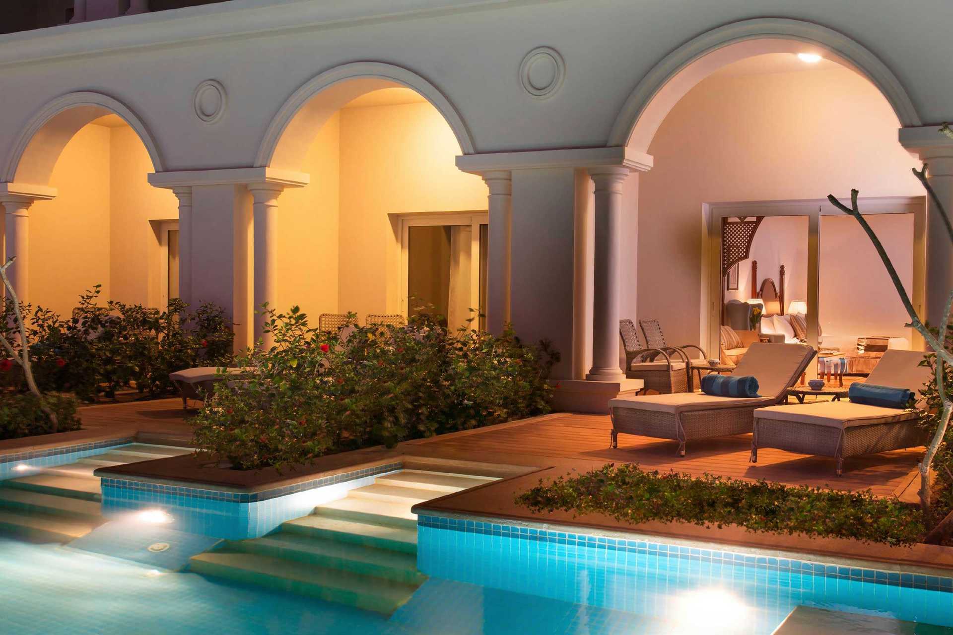 Deluxe suite met gedeeld zwembad in Hotel Baron Palace Resort in Sahl Hasheesh, Egypte.