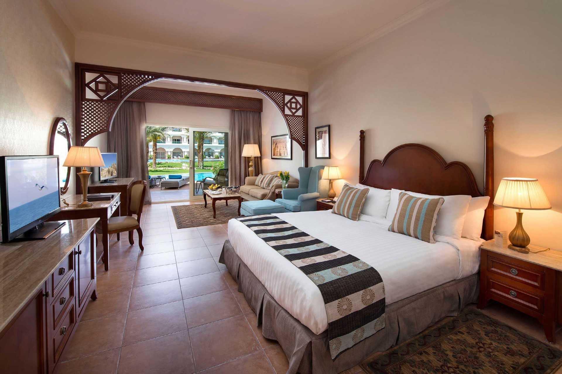 Deluxe suite met gedeeld zwembad in Hotel Baron Palace Resort in Sahl Hasheesh, Egypte.
