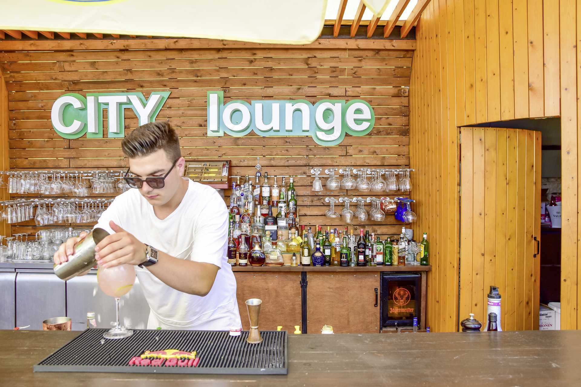 Bar in hotel Demi in Saranda, Albanië.