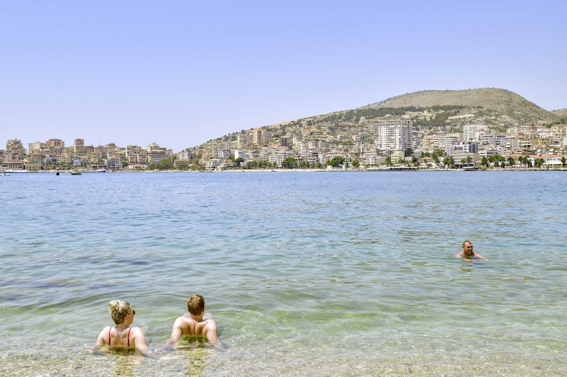 Het strand bij het Demi hotel in Saranda, Albanië.