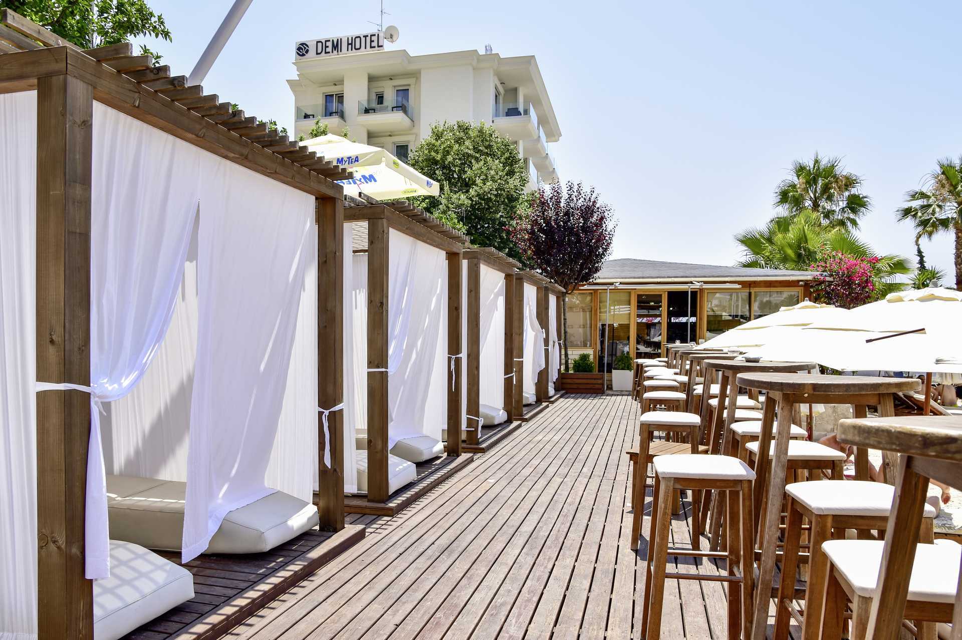 Het strand bij het Demi hotel in Saranda, Albanië.