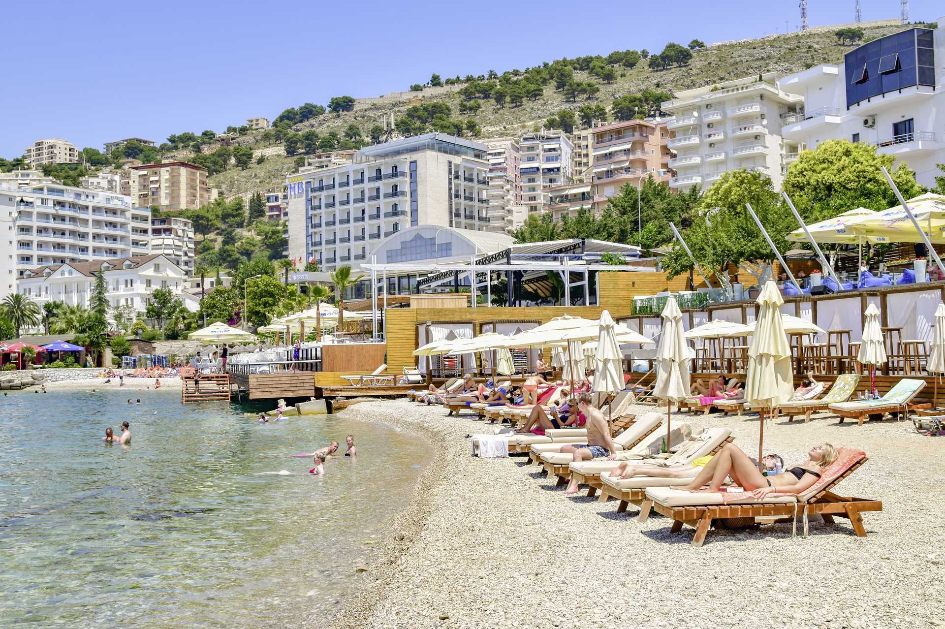 Het strand bij het Demi hotel in Saranda, Albanië.