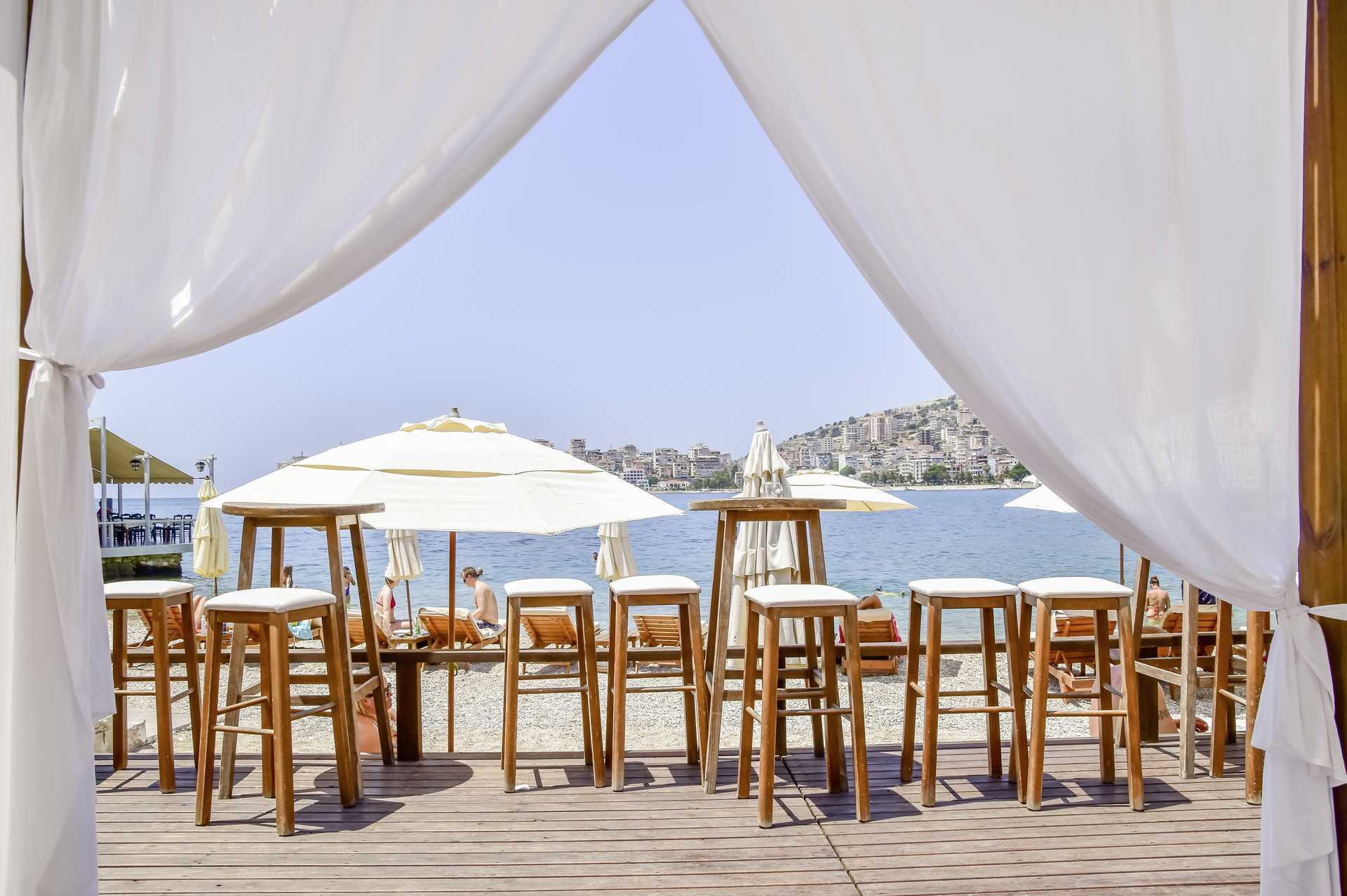 Het strand bij het Demi hotel in Saranda, Albanië.