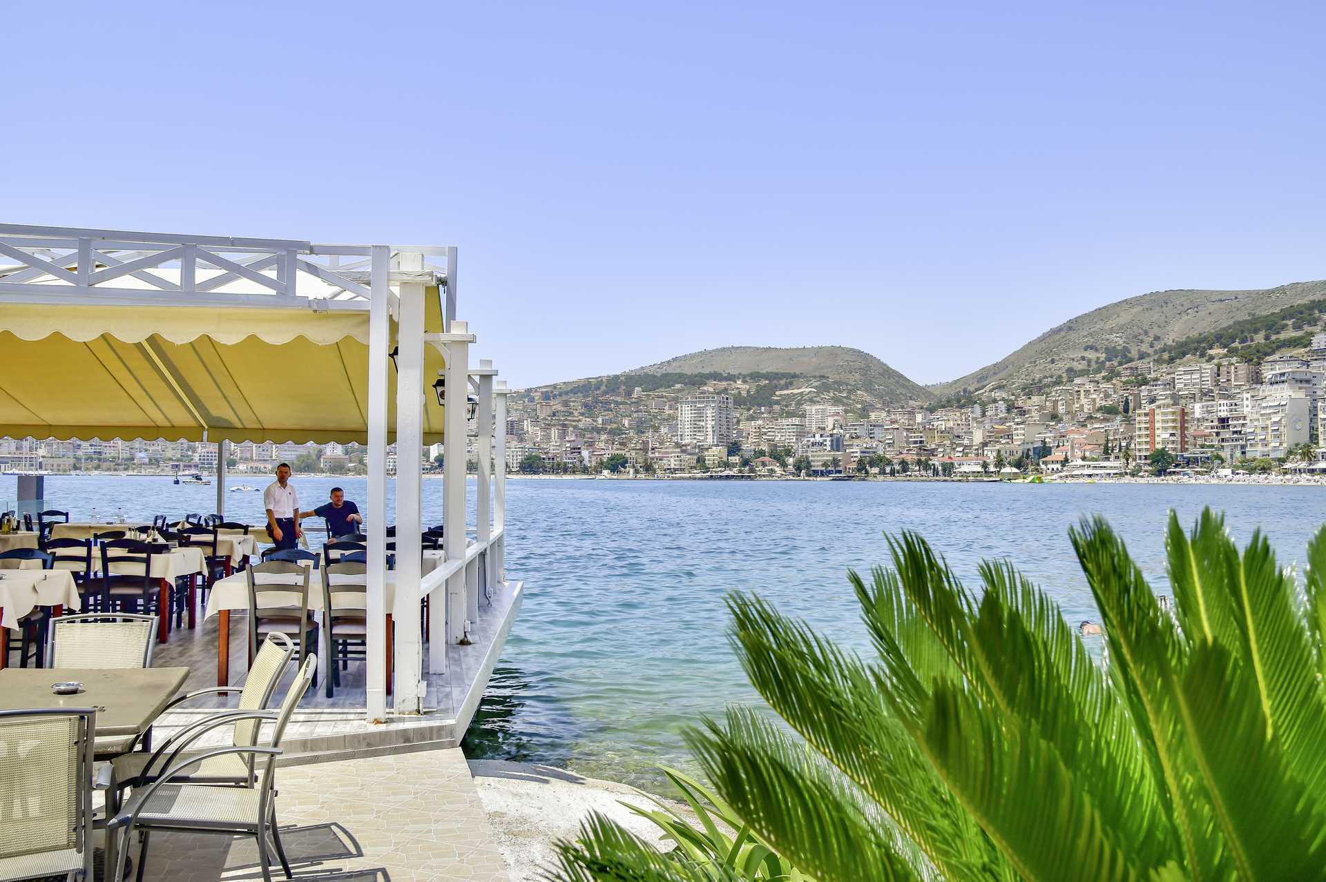 Het strand bij het Demi hotel in Saranda, Albanië.