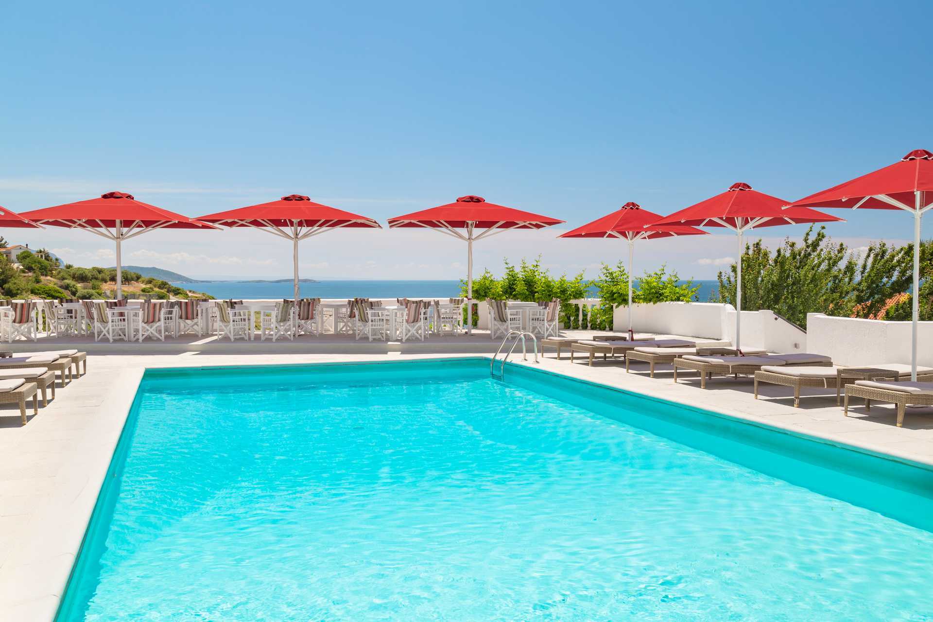 Het zwembadgedeelte van hotel Lithos dat gebruikt kan worden door gasten van Doryssa Theorem.