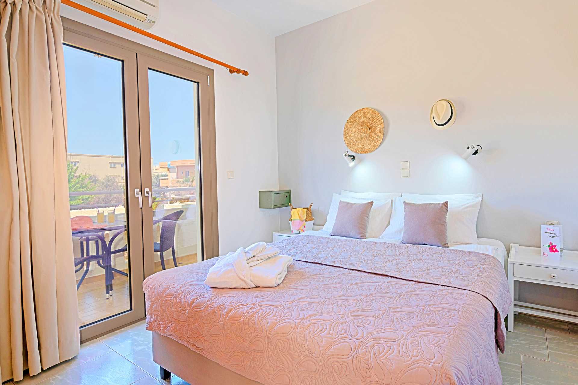 Driekamerappartement in hotel Sonio Beach in Platanias op Kreta, Griekenland.