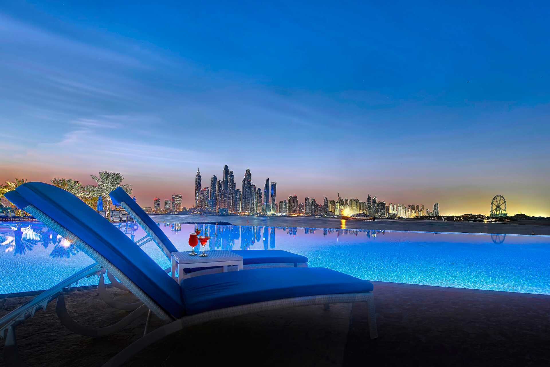 Zwembad bij Dukes The Palm, een Royal Hideaway Hotel op Dubai Palm Jumeirah, Verenigde Arabische Emiraten.