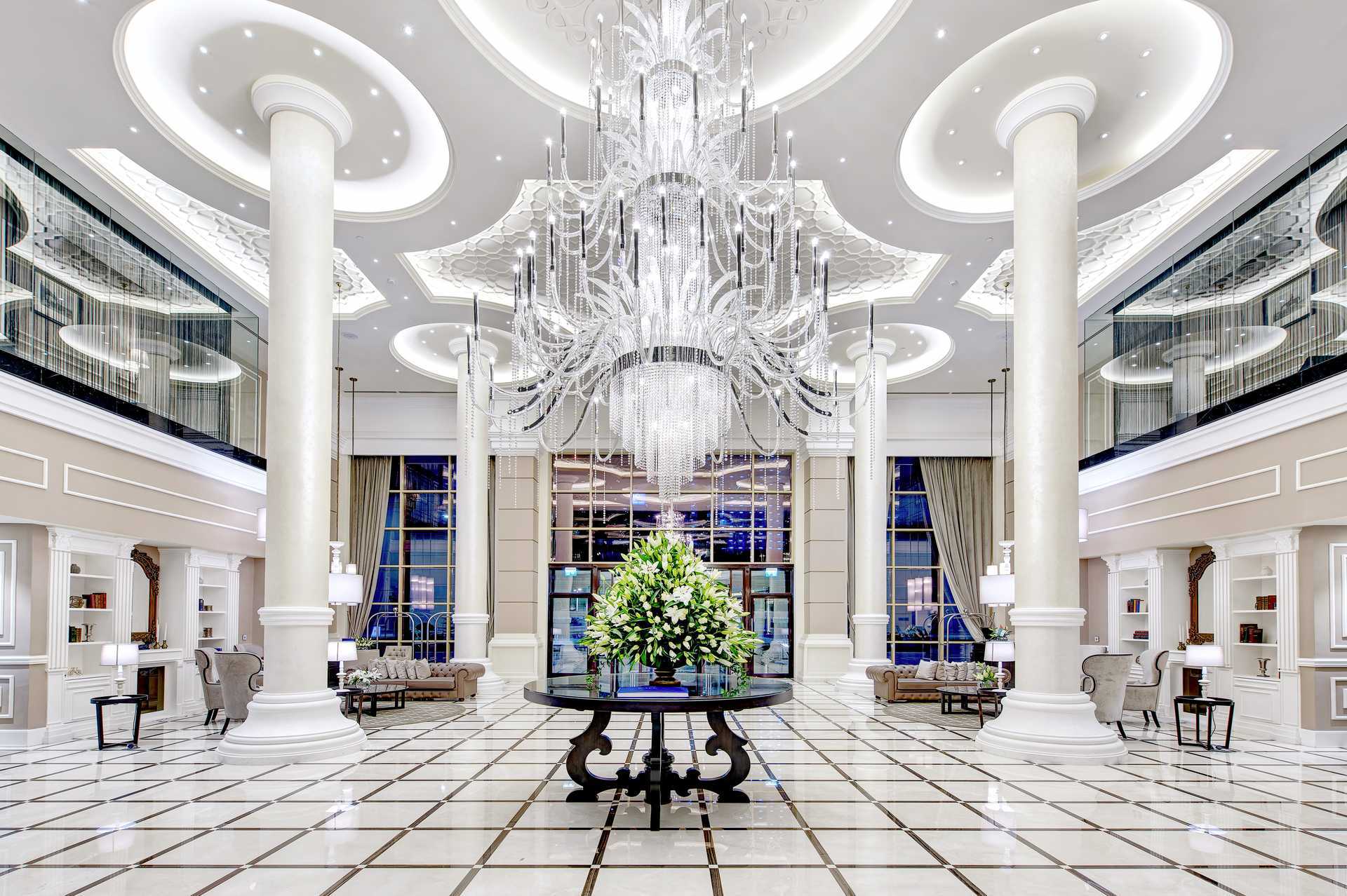 Lobby bij Dukes The Palm, een Royal Hideaway Hotel op Dubai Palm Jumeirah, Verenigde Arabische Emiraten.