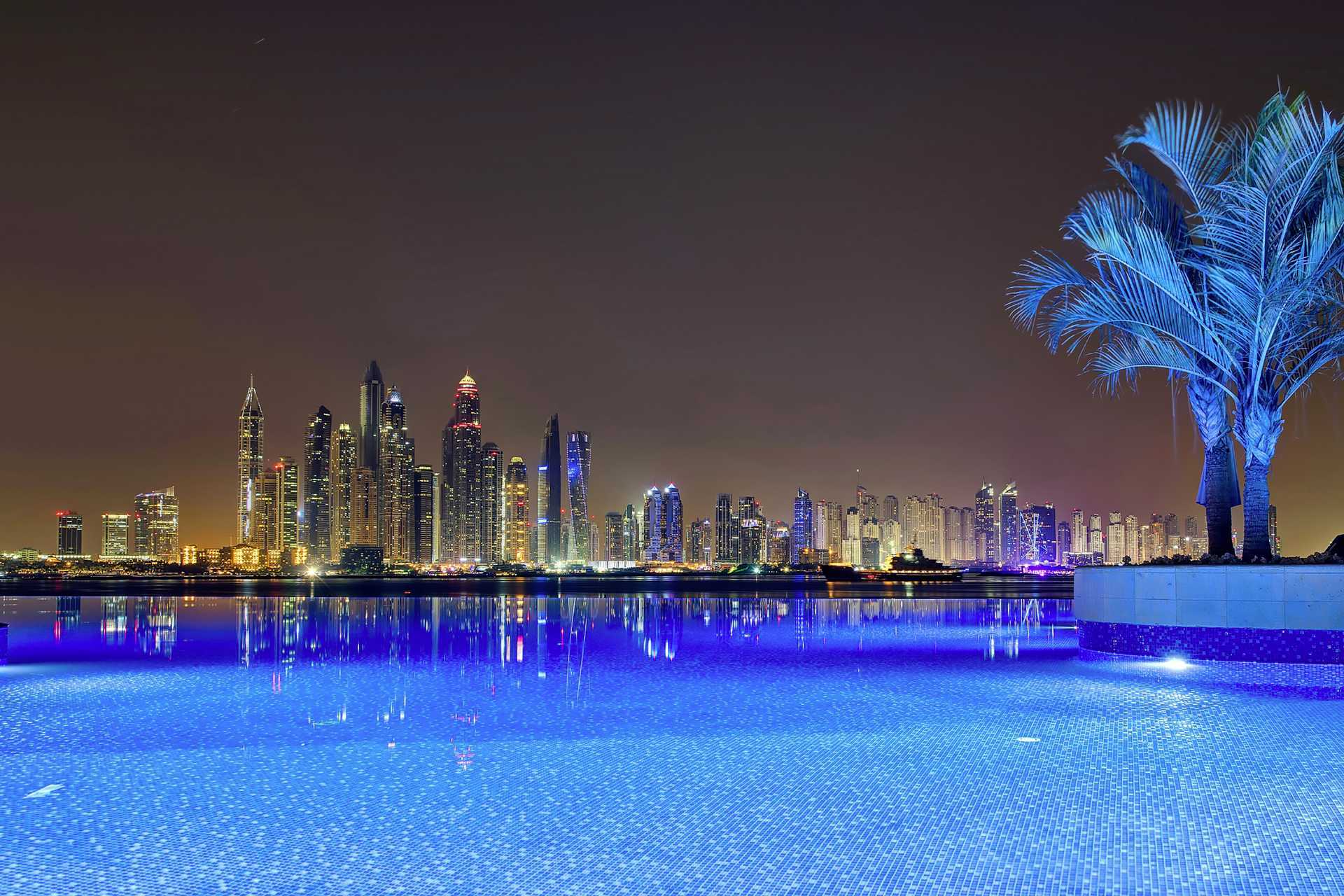 Zwembad bij Dukes The Palm, een Royal Hideaway Hotel op Dubai Palm Jumeirah, Verenigde Arabische Emiraten.