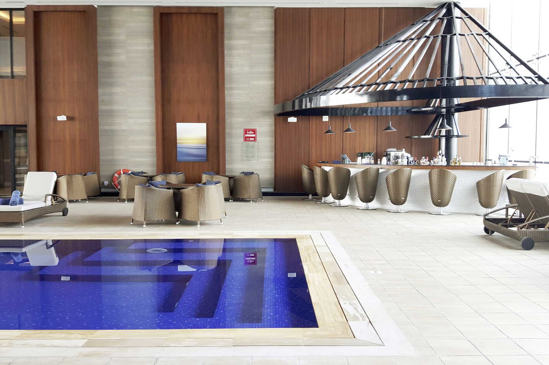 Binnenzwembad in Dukes The Palm, een Royal Hideaway Hotel op Dubai Palm Jumeirah, Verenigde Arabische Emiraten.