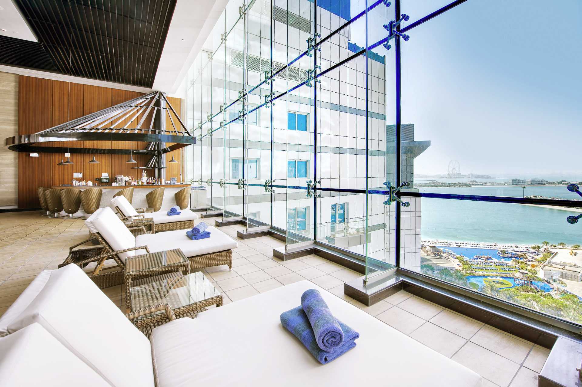 Binnenzwembad in Dukes The Palm, een Royal Hideaway Hotel op Dubai Palm Jumeirah, Verenigde Arabische Emiraten.