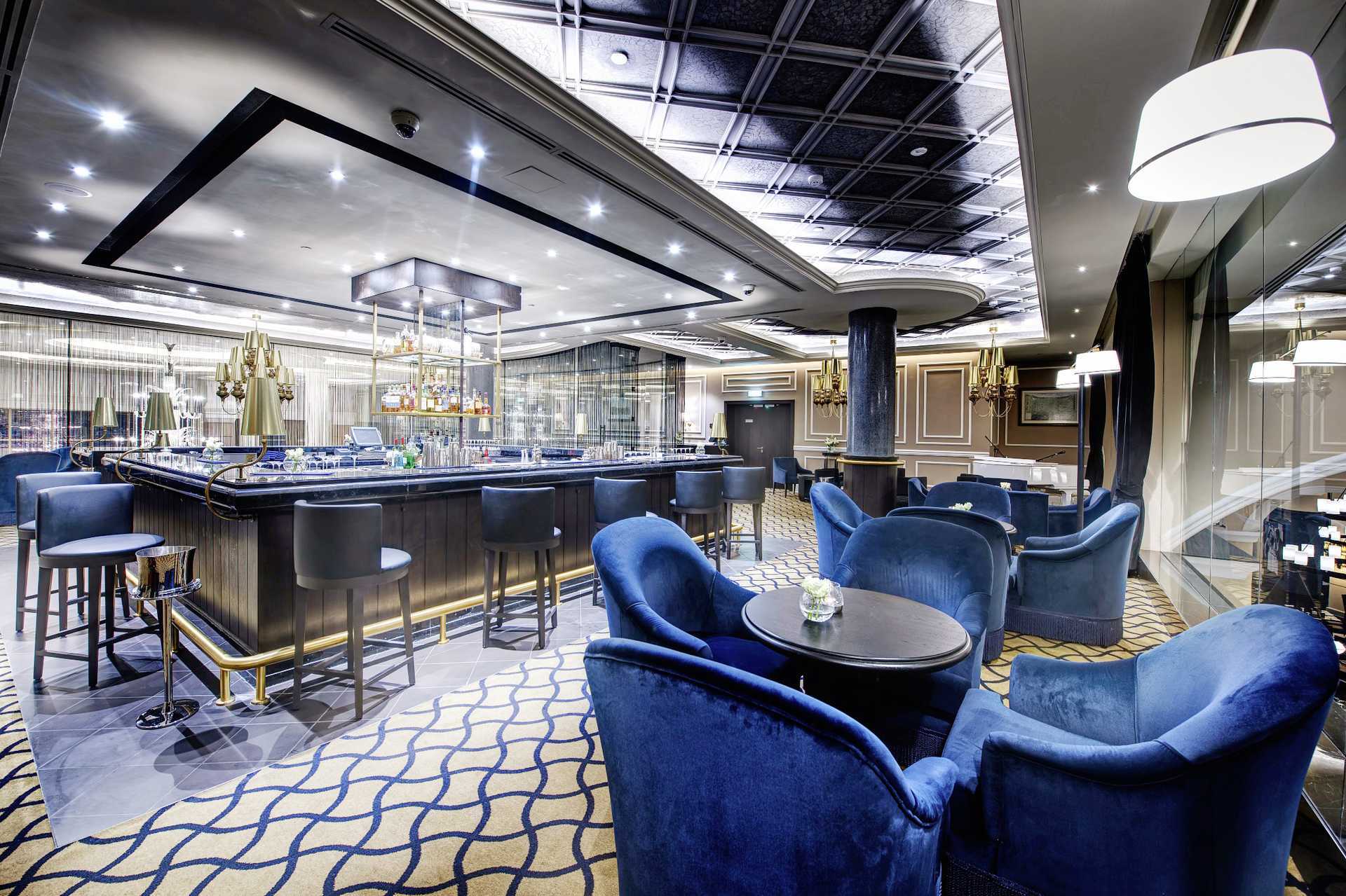 Bar in Dukes The Palm, een Royal Hideaway Hotel op Dubai Palm Jumeirah, Verenigde Arabische Emiraten.