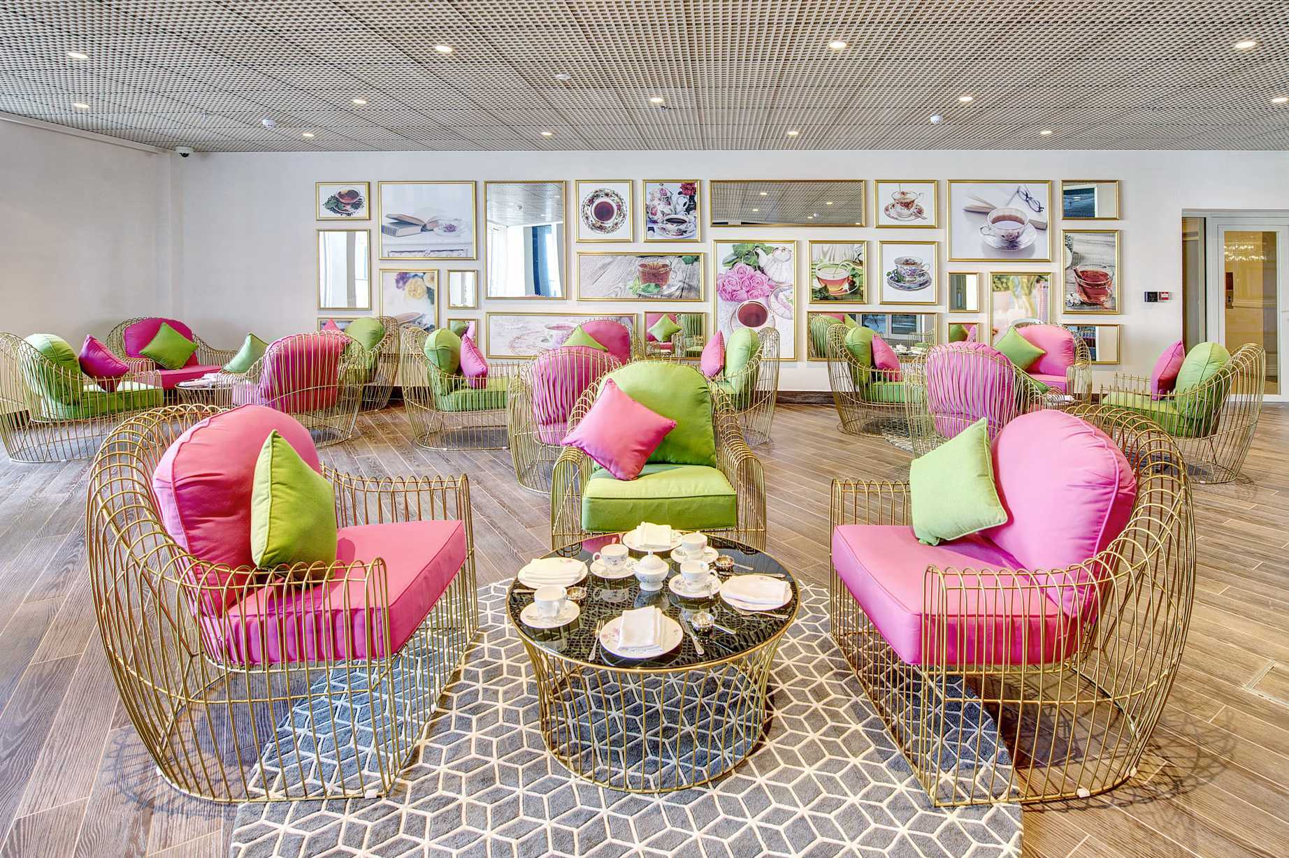 Tea Lounge in Dukes The Palm, een Royal Hideaway Hotel op Dubai Palm Jumeirah, Verenigde Arabische Emiraten.