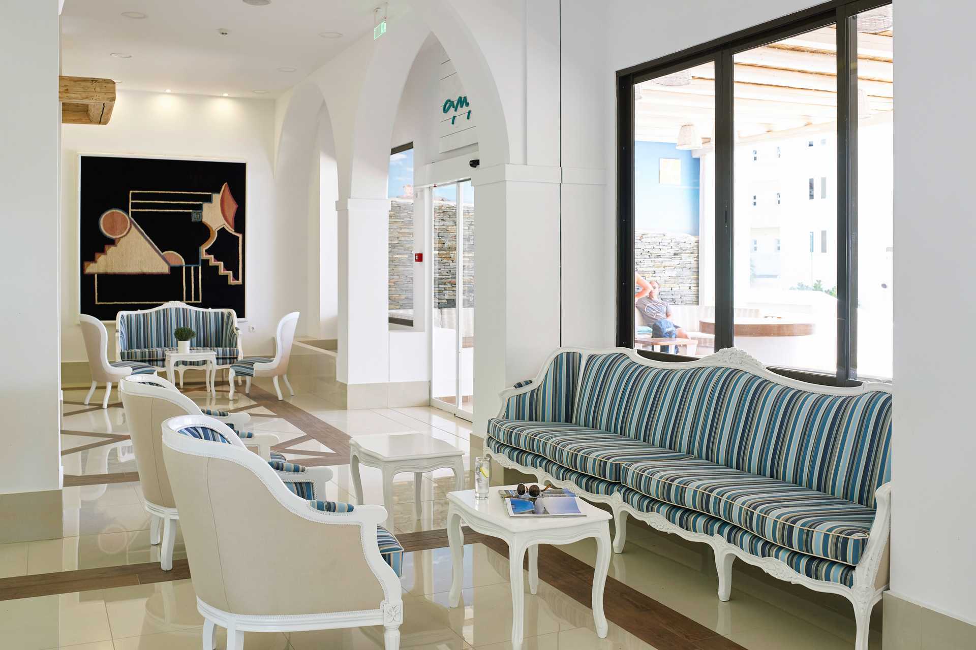 Lobby bij Hotel Epsilon in Rhodos, Griekenland.