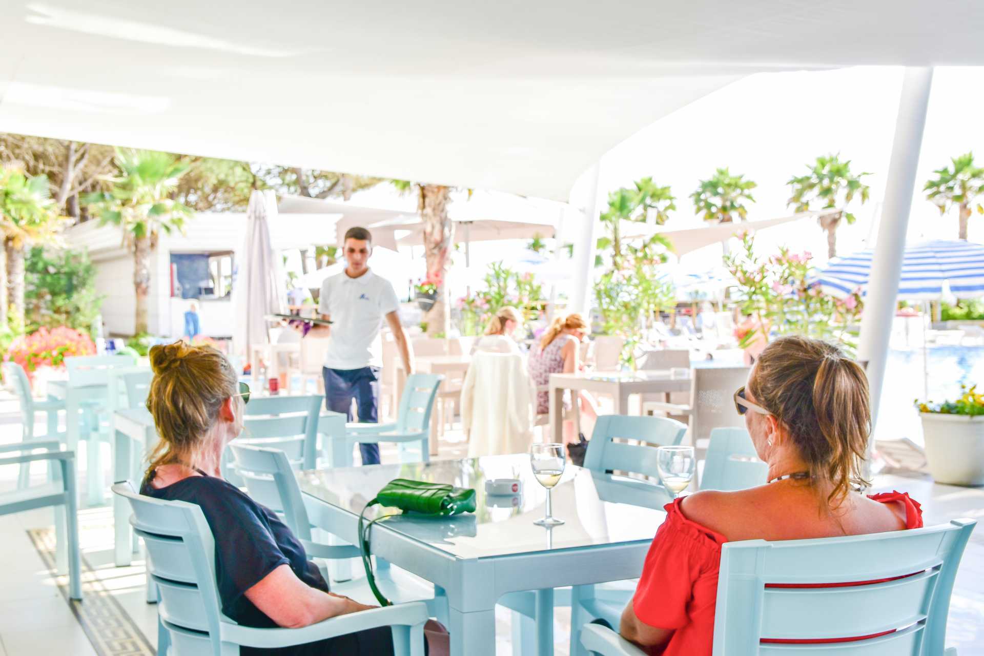 Restaurant in het Fafa Premium hotel aan de Rivièra van Durrës in Albanië.