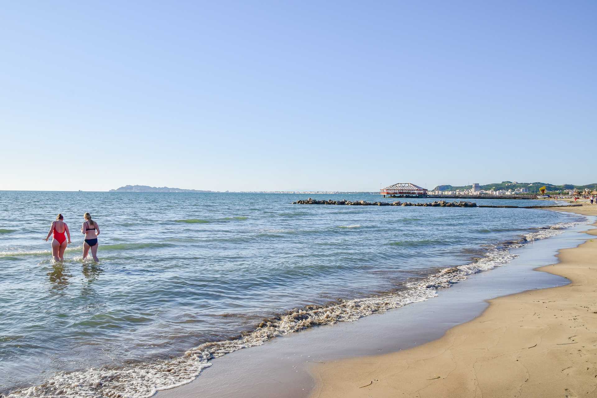 Het strand bij het Fafa Premium hotel aan de Rivièra van Durrës in Albanië.
