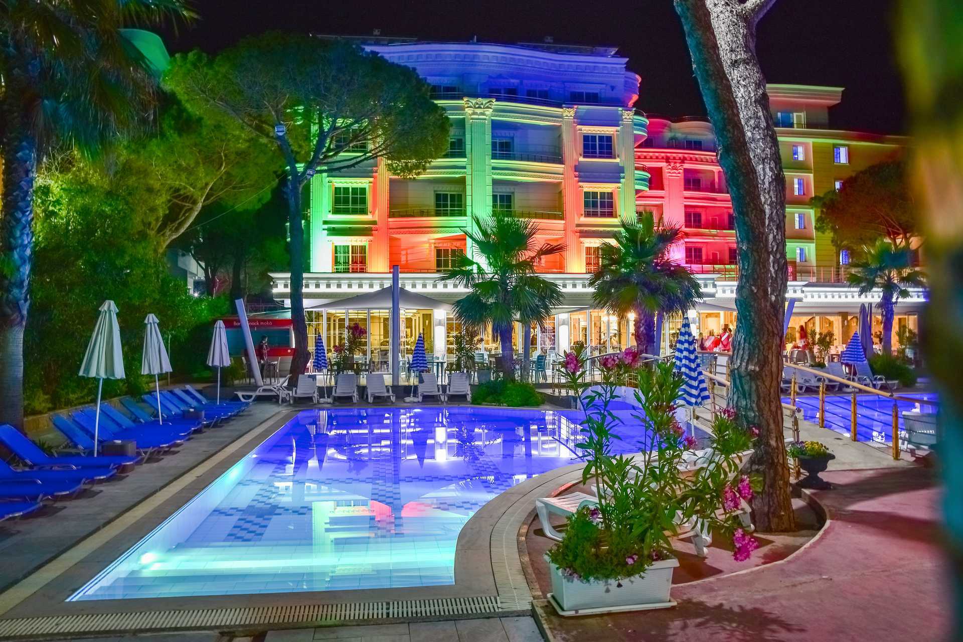 Het zwembadgebied van het Fafa Premium hotel aan de Rivièra van Durrës in Albanië.